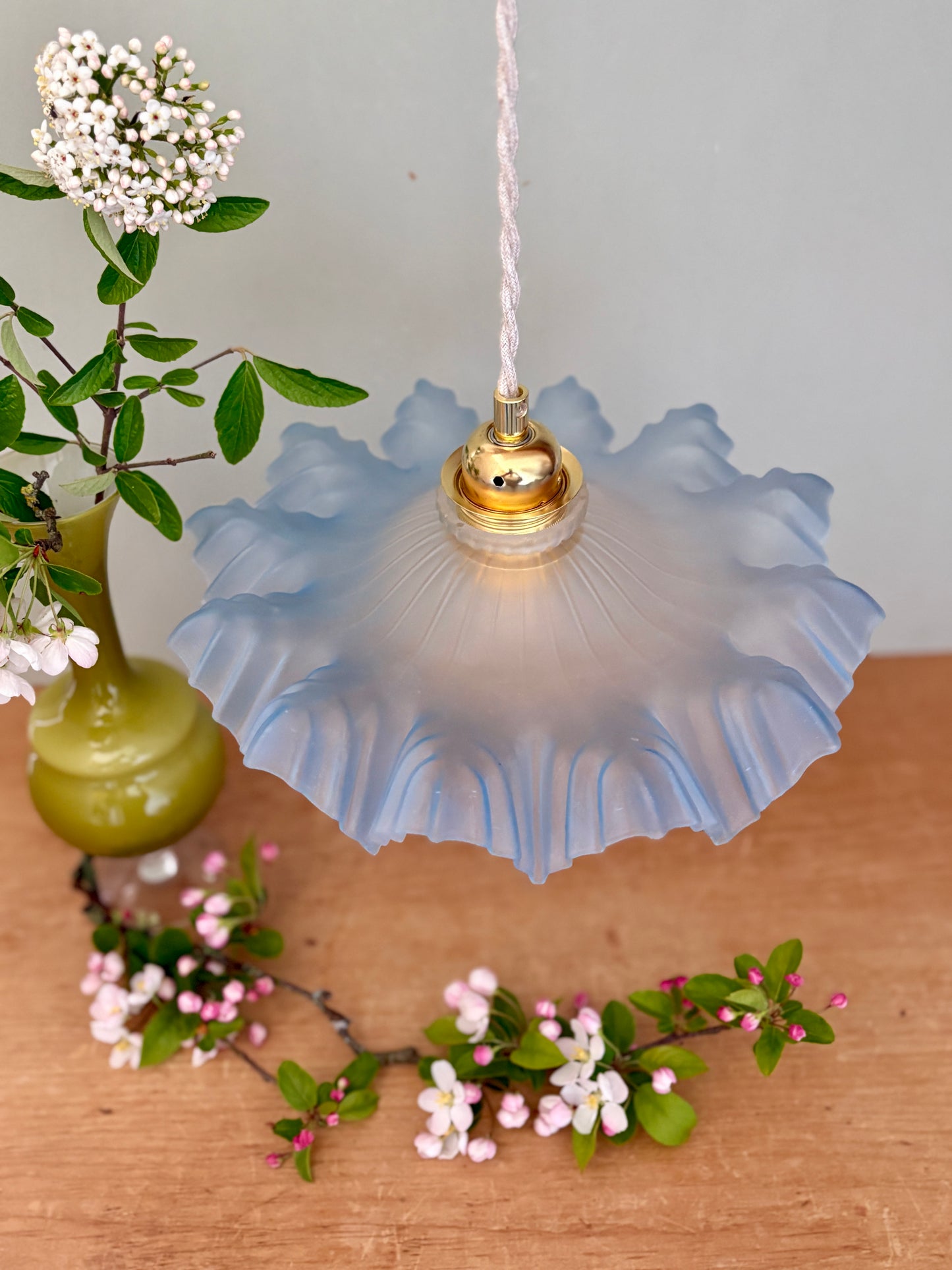 Suspension abat-jour vintage dentelle en verre dépoli bleu
