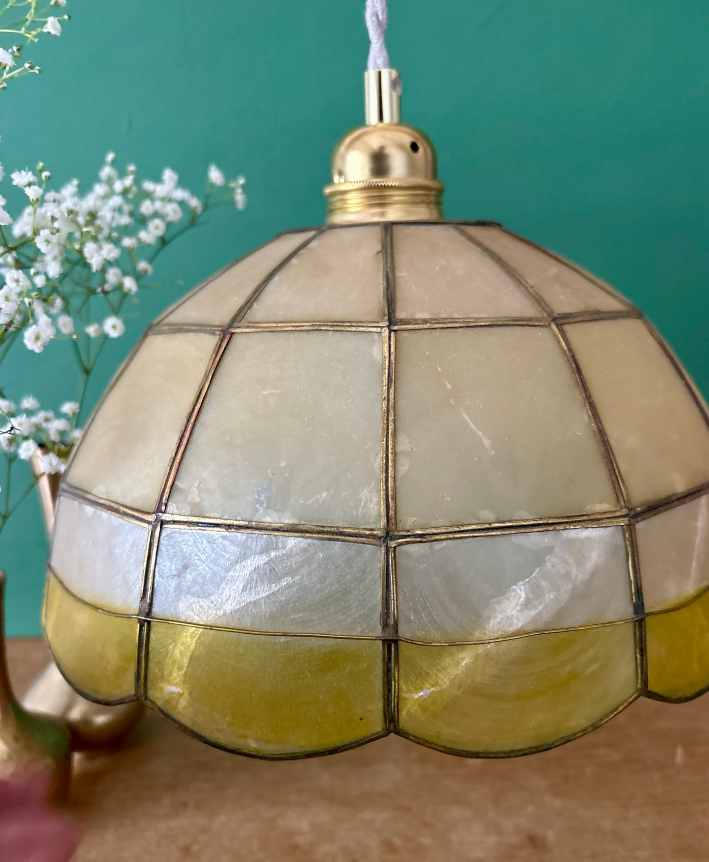 Suspension abat-jour ancien en nacre beige, blanche et jaune
