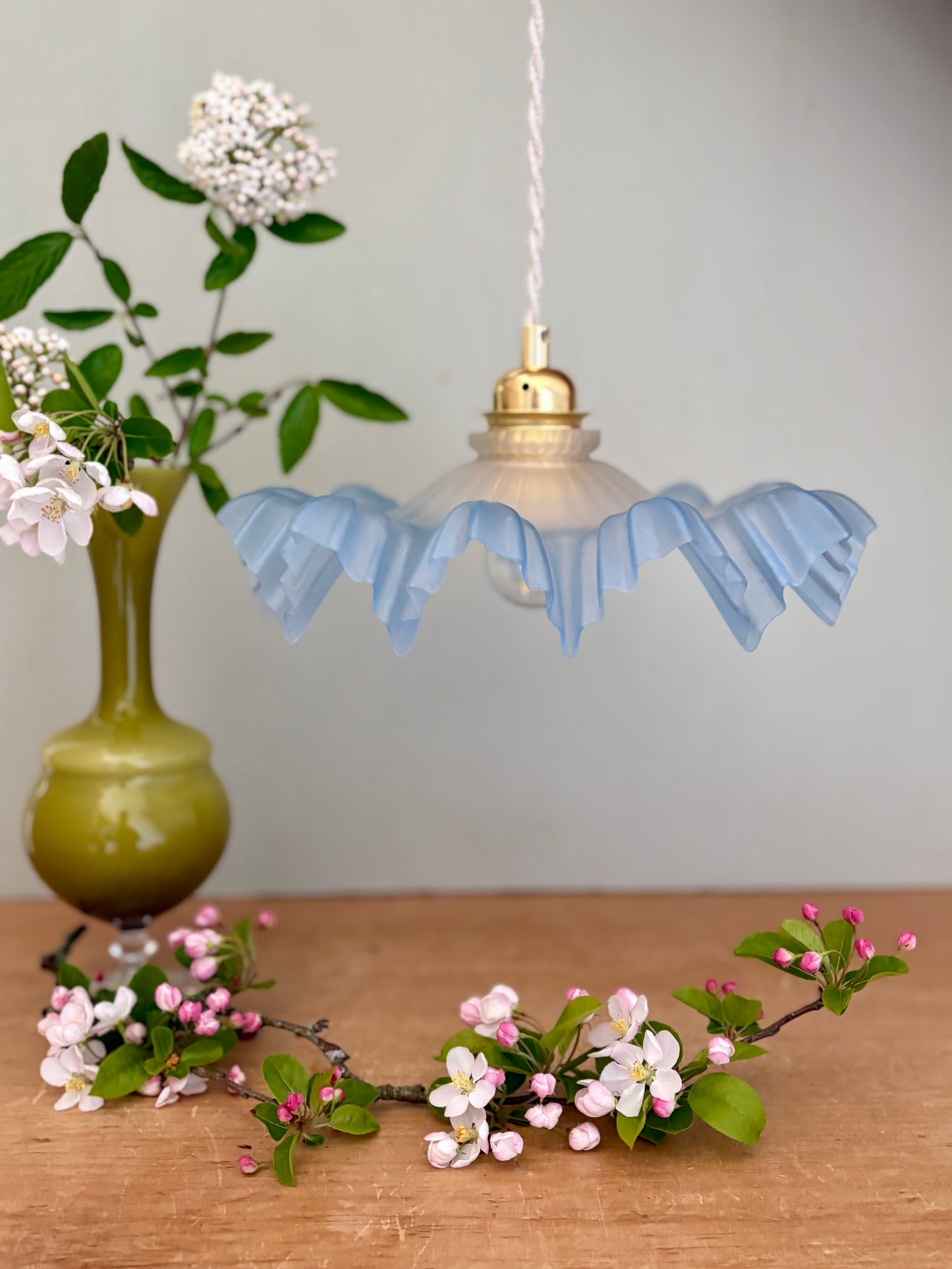 Suspension abat-jour vintage dentelle en verre dépoli bleu