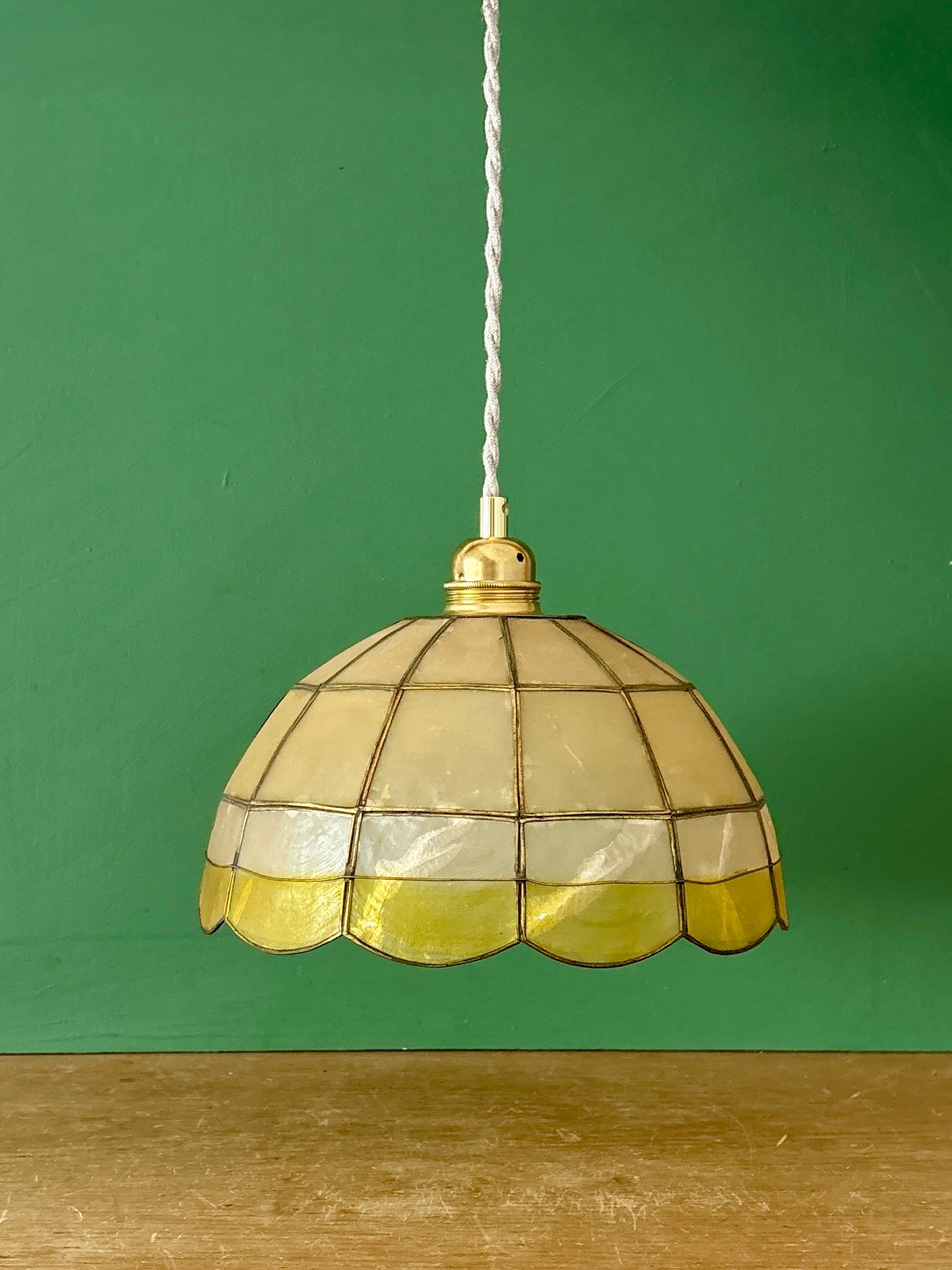 Suspension abat-jour ancien en nacre beige, blanche et jaune