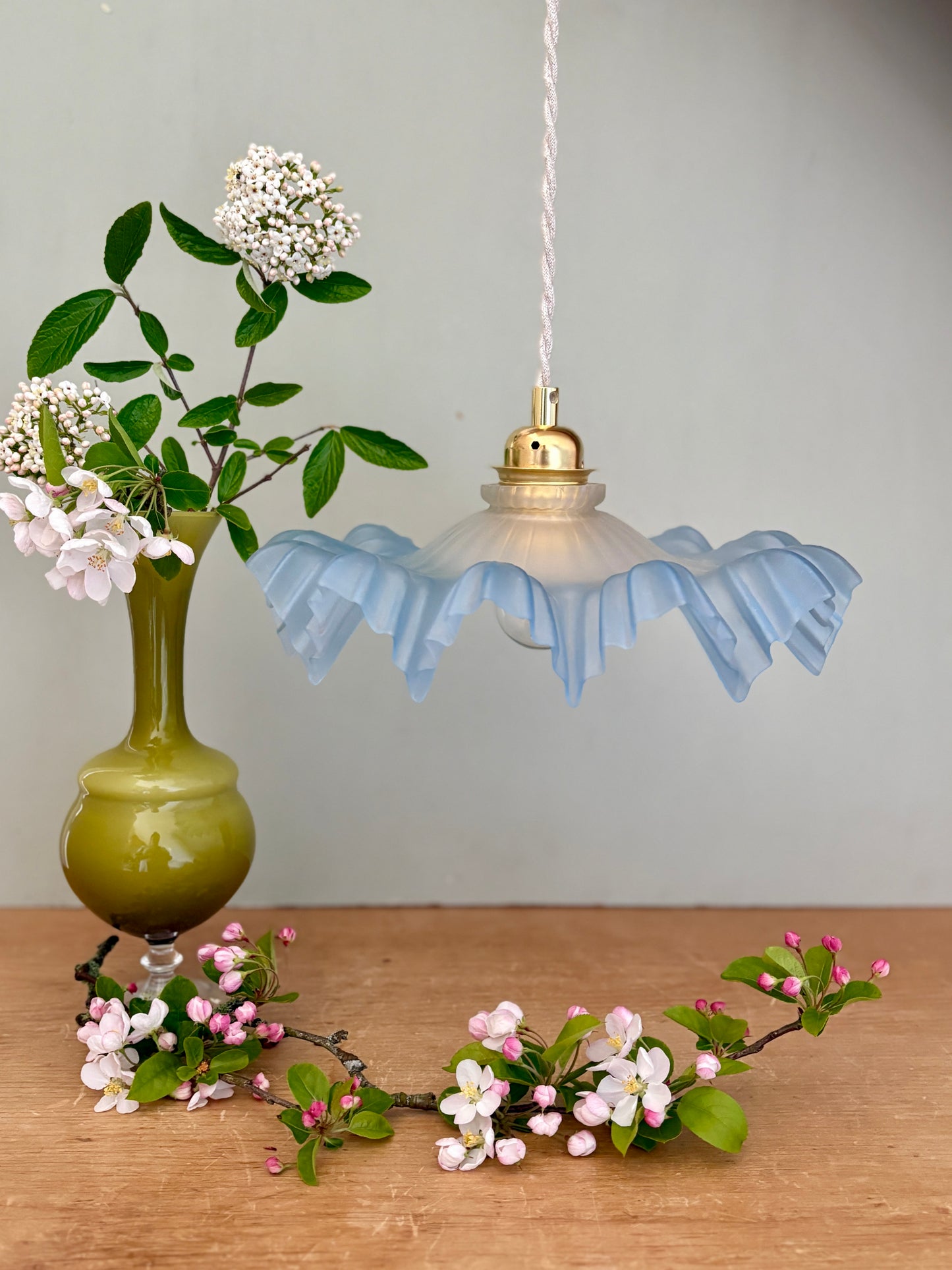 Suspension abat-jour vintage dentelle en verre dépoli bleu