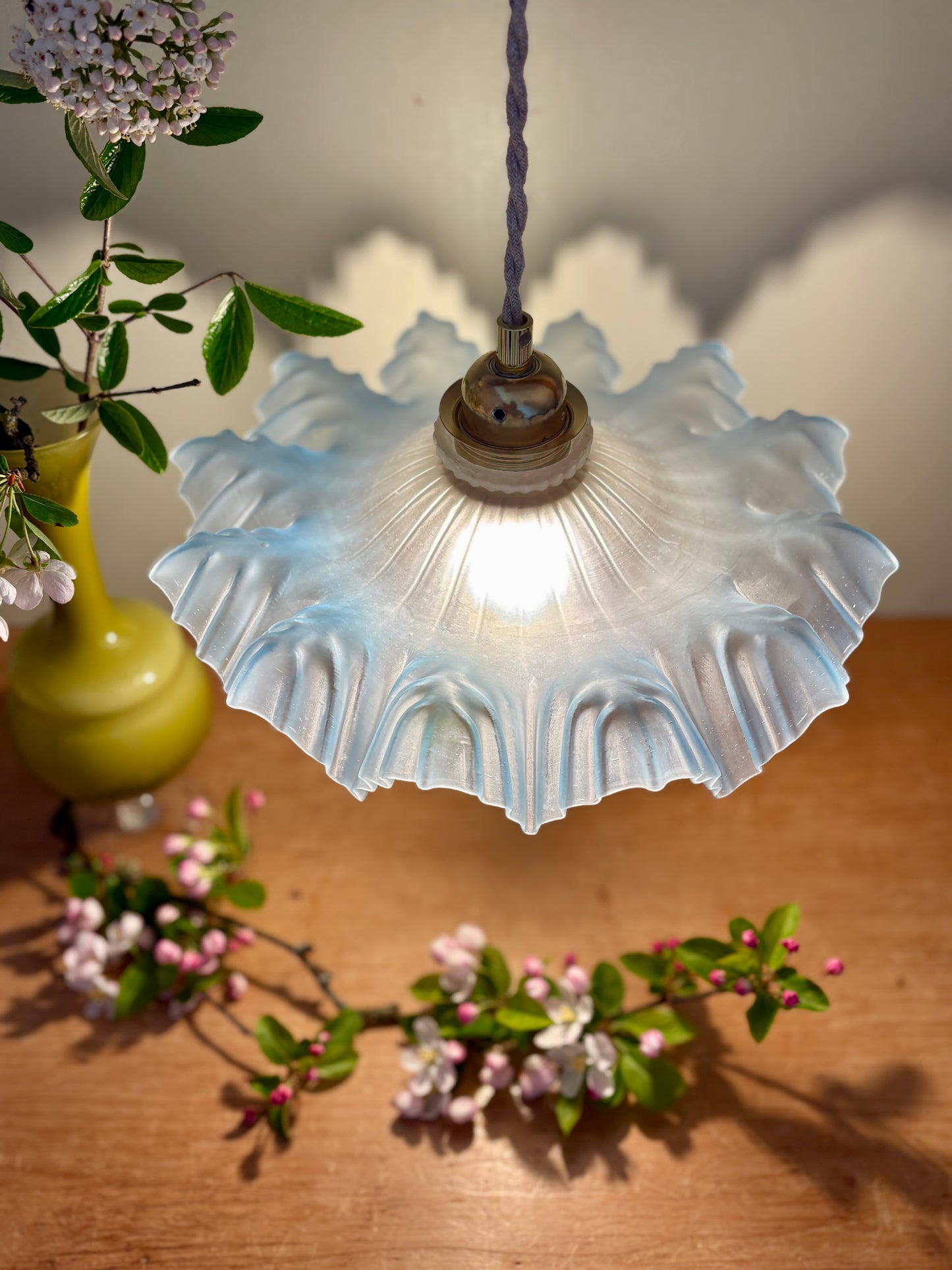 Suspension abat-jour vintage dentelle en verre dépoli bleu