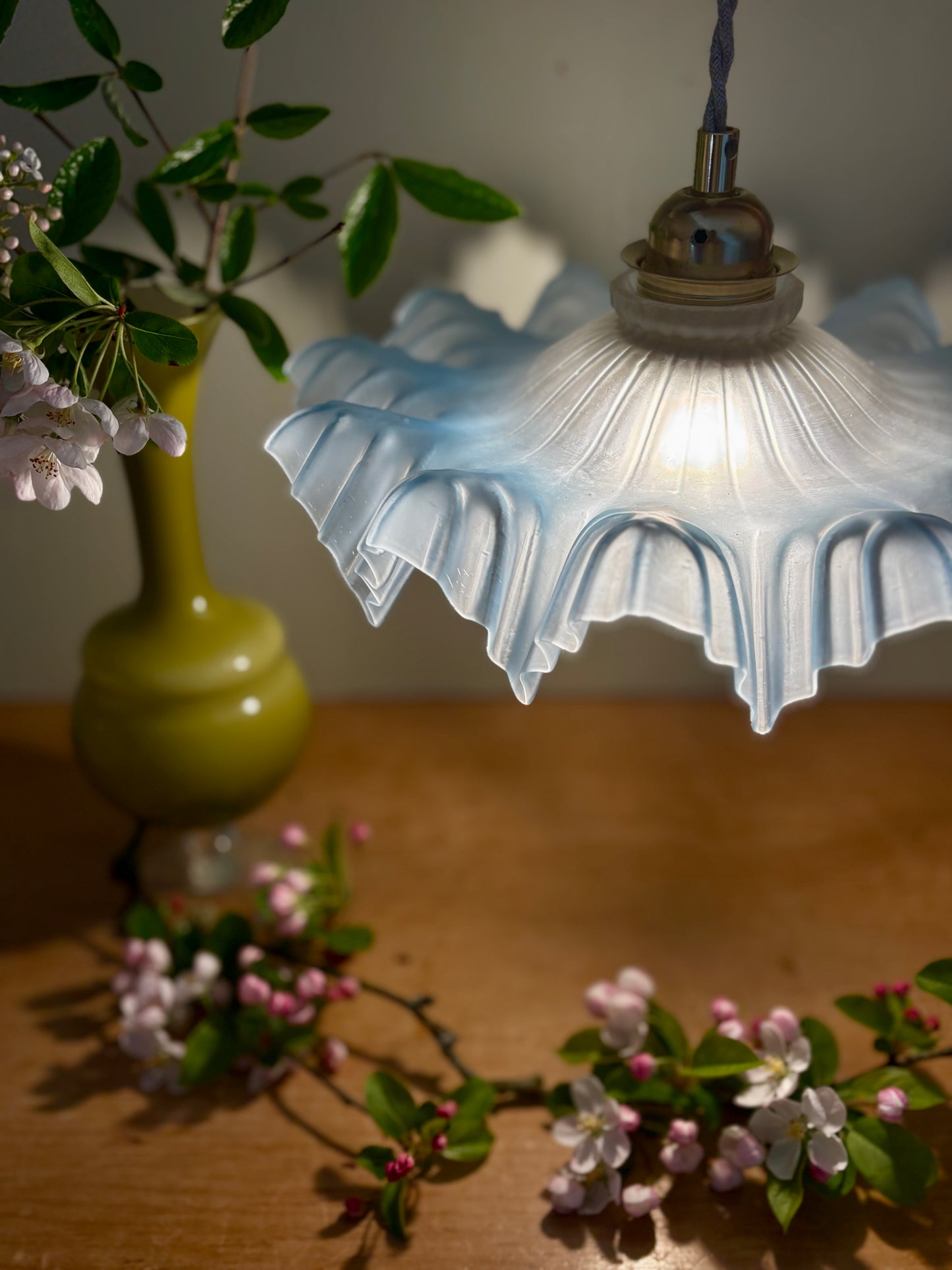 Suspension abat-jour vintage dentelle en verre dépoli bleu