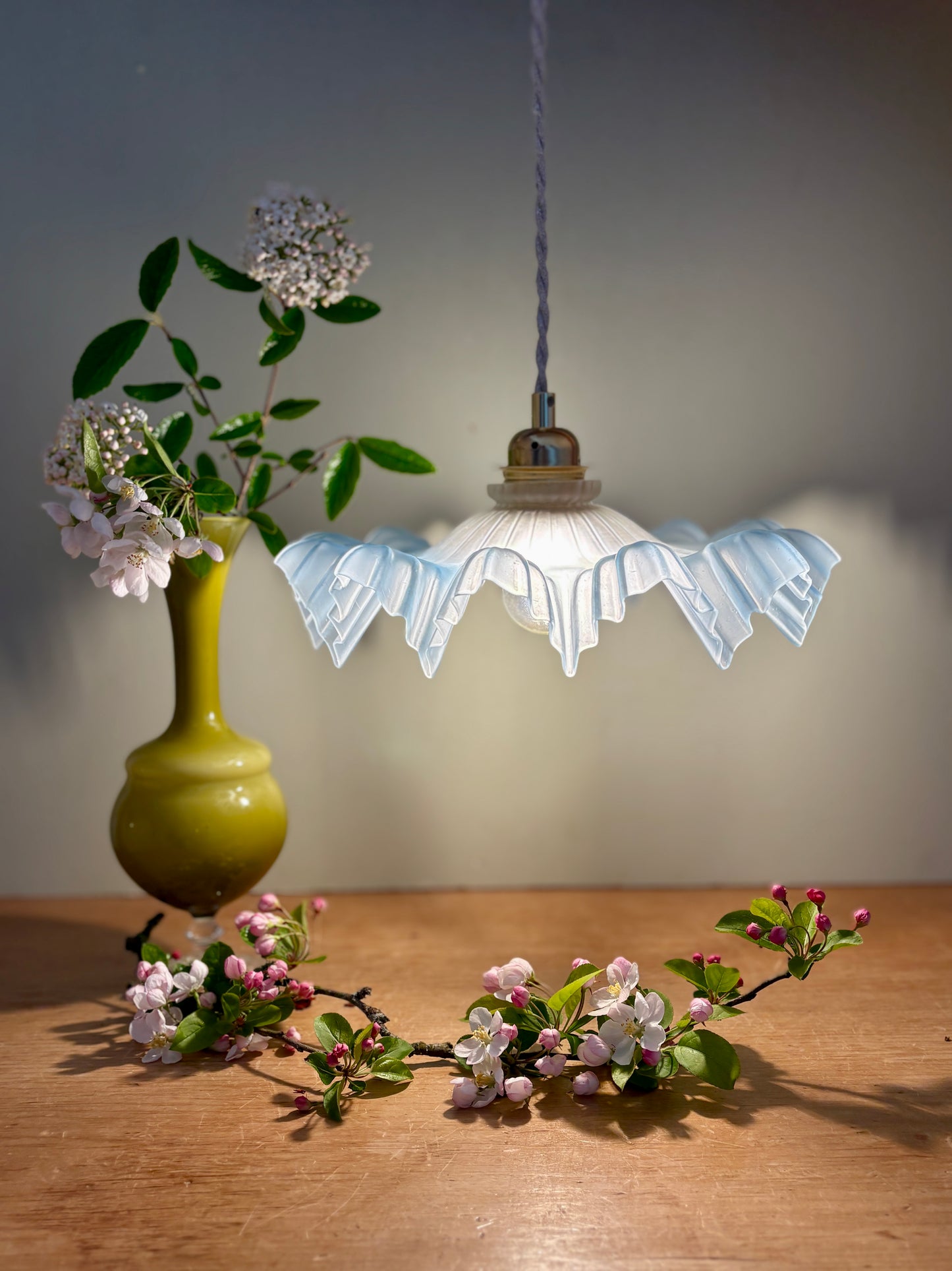 Suspension abat-jour vintage dentelle en verre dépoli bleu