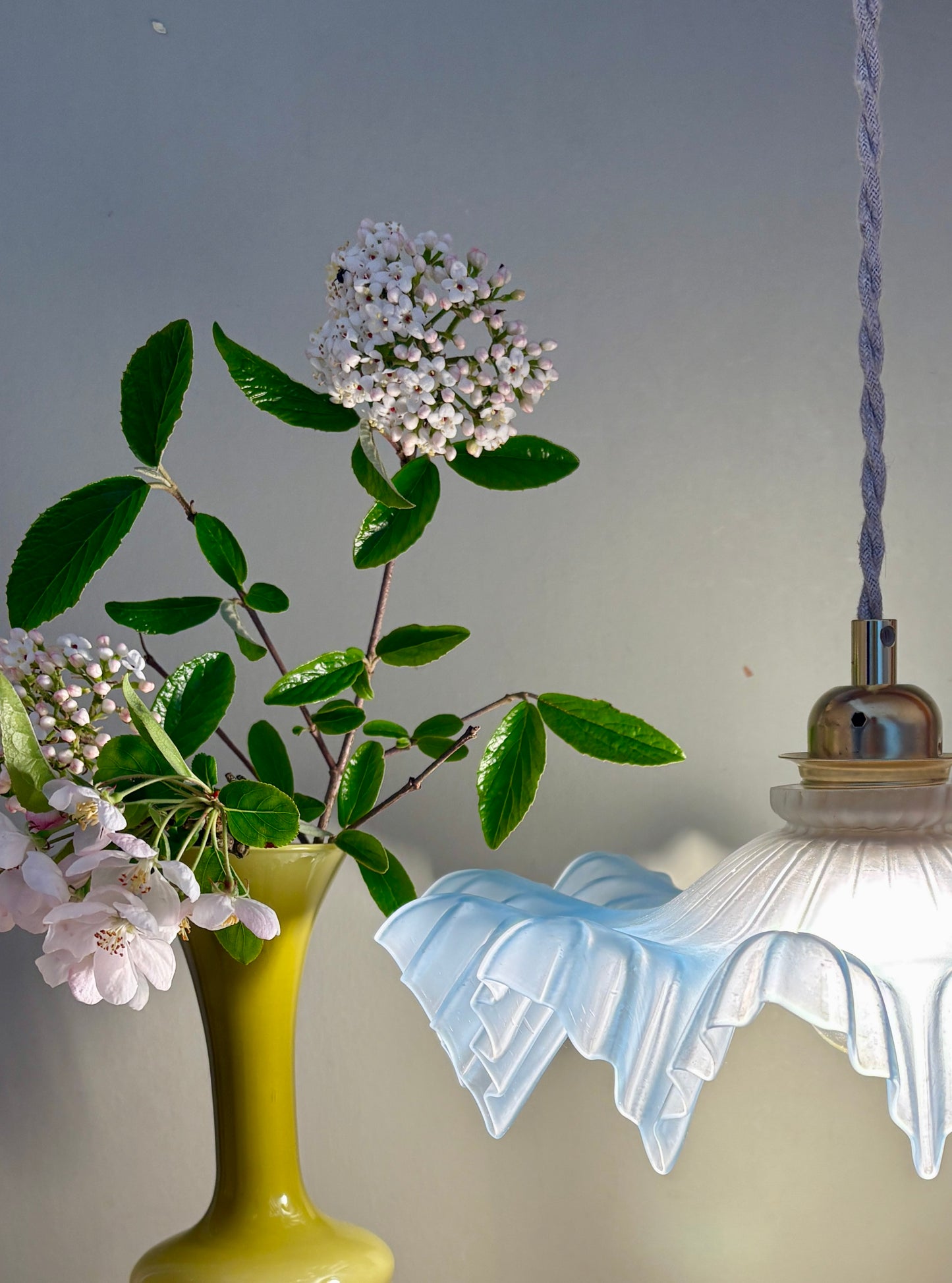 Suspension abat-jour vintage dentelle en verre dépoli bleu