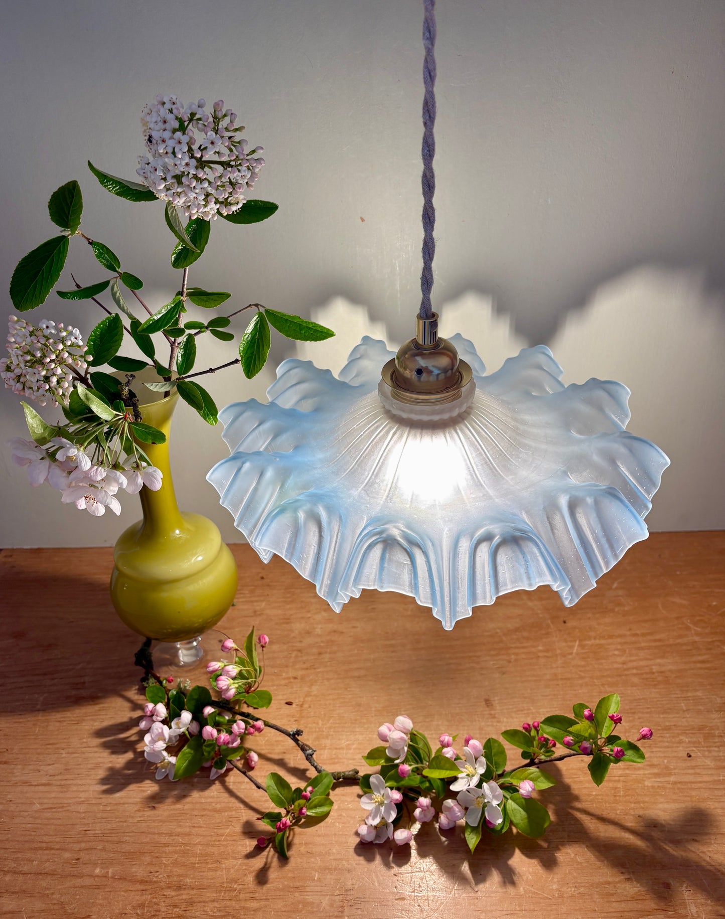 Suspension abat-jour vintage dentelle en verre dépoli bleu