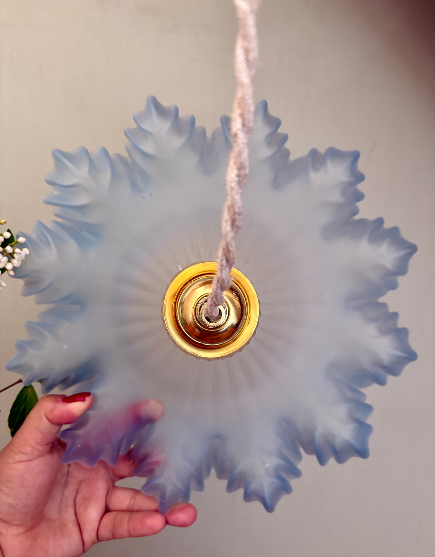 Suspension abat-jour vintage dentelle en verre dépoli bleu