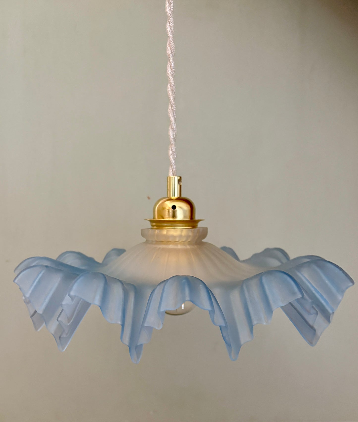 Suspension abat-jour vintage dentelle en verre dépoli bleu