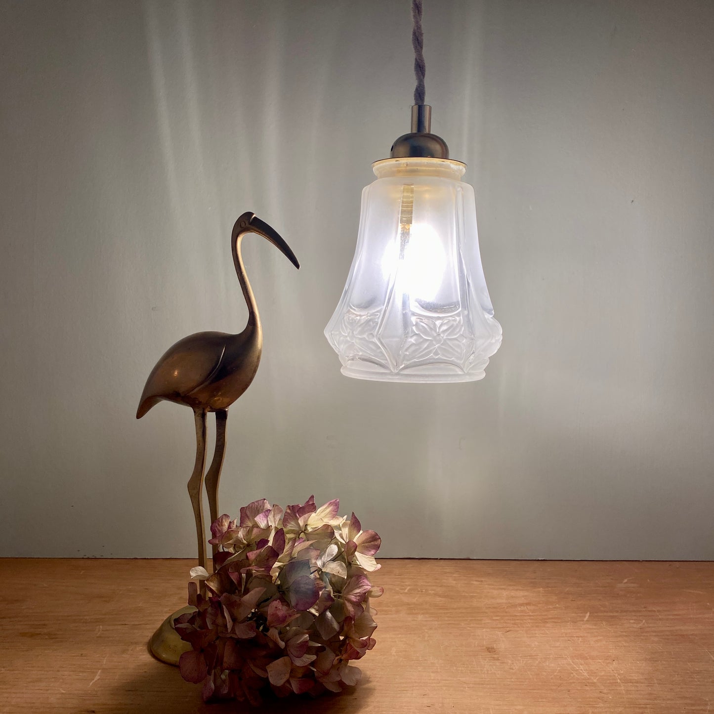 Suspension tulipe vintage art déco en verre dépolli