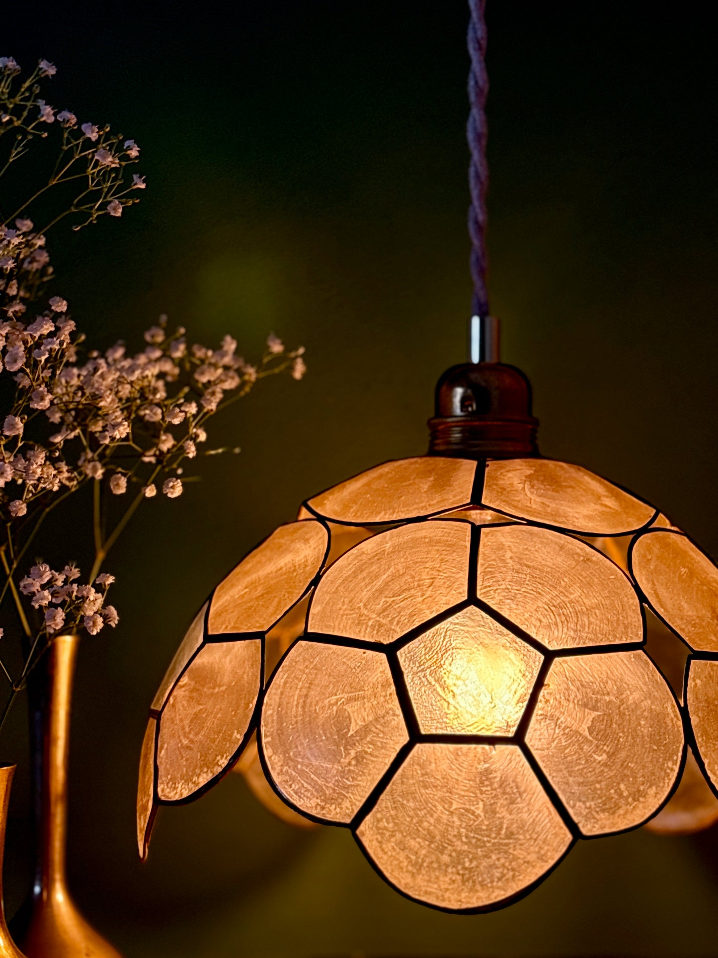 Suspension abat-jour ancien en nacre beige et bleue