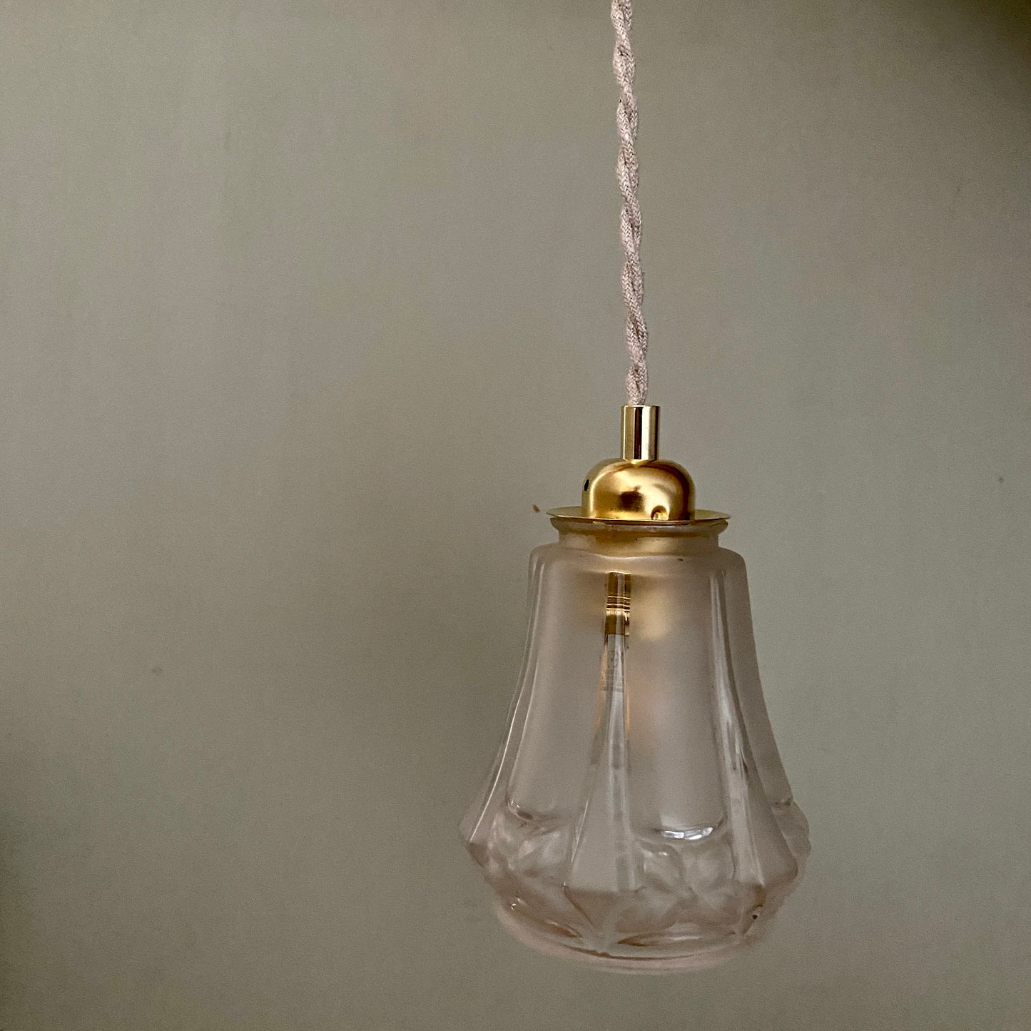 Suspension tulipe vintage art déco en verre dépolli