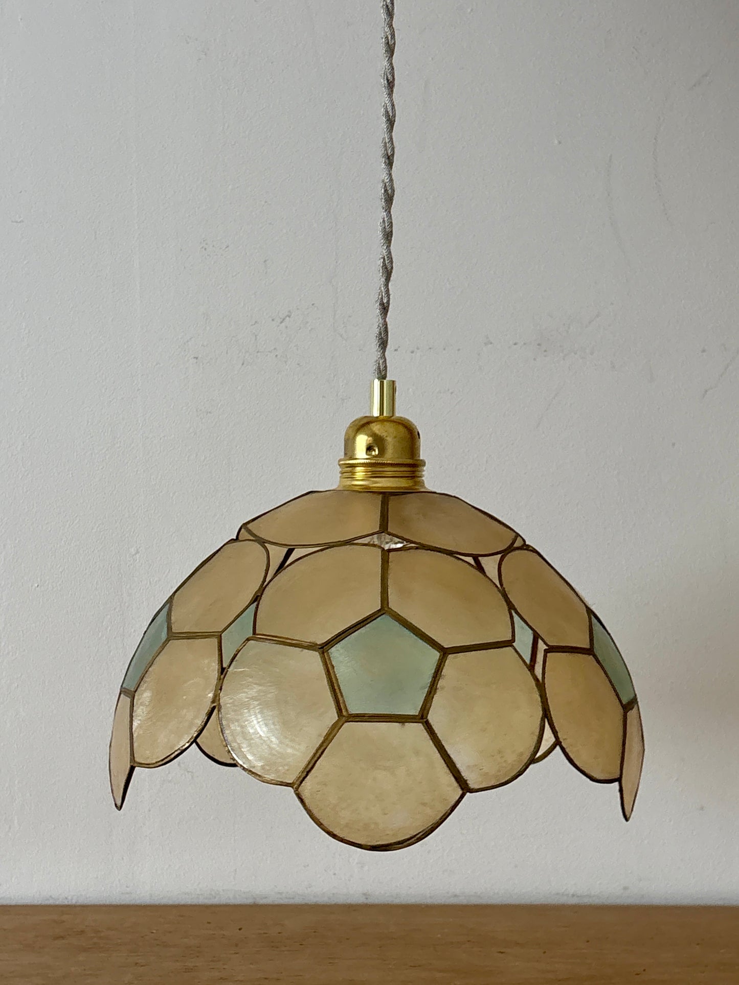 Suspension abat-jour ancien en nacre beige et bleue