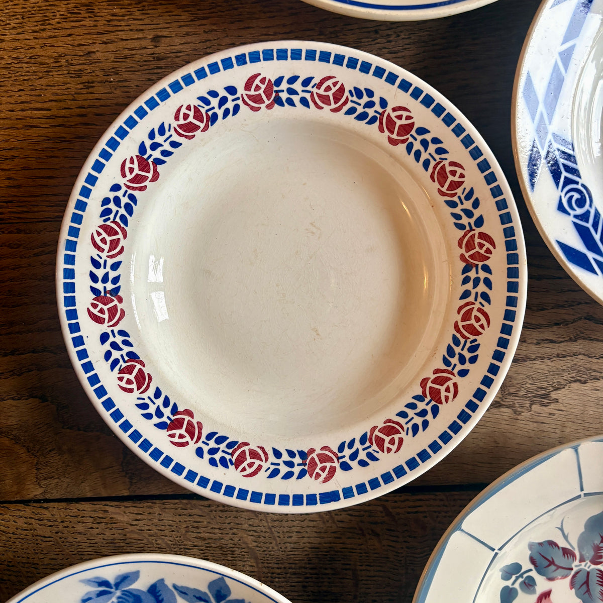 Lot de 8 assiettes creuses anciennes dépareillées (L5)