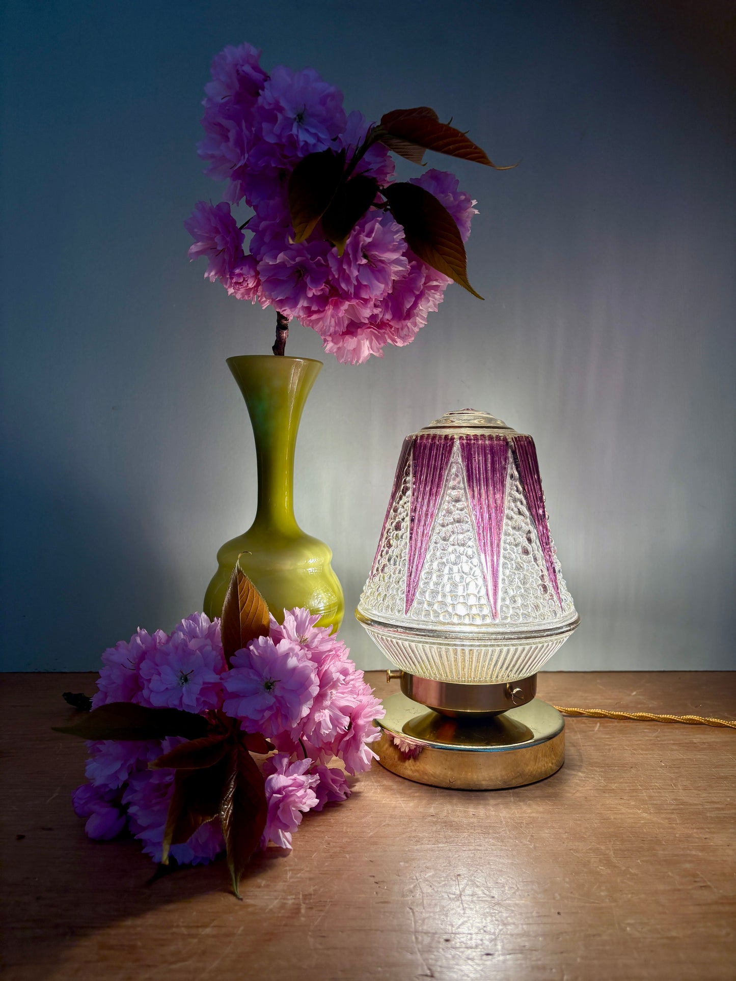 Lampe à poser globe vintage art déco en verre transparent et violet