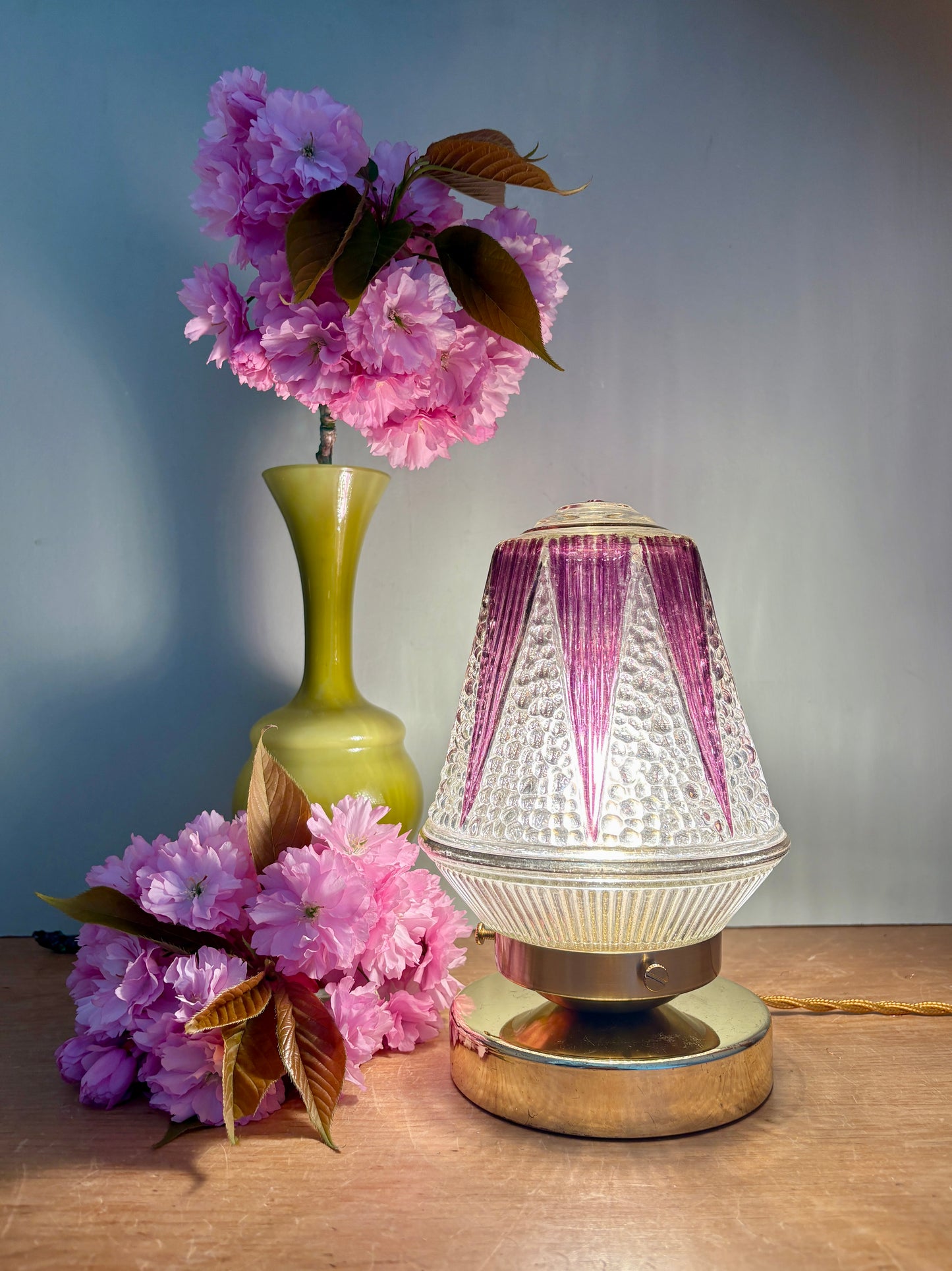 Lampe à poser globe vintage art déco en verre transparent et violet