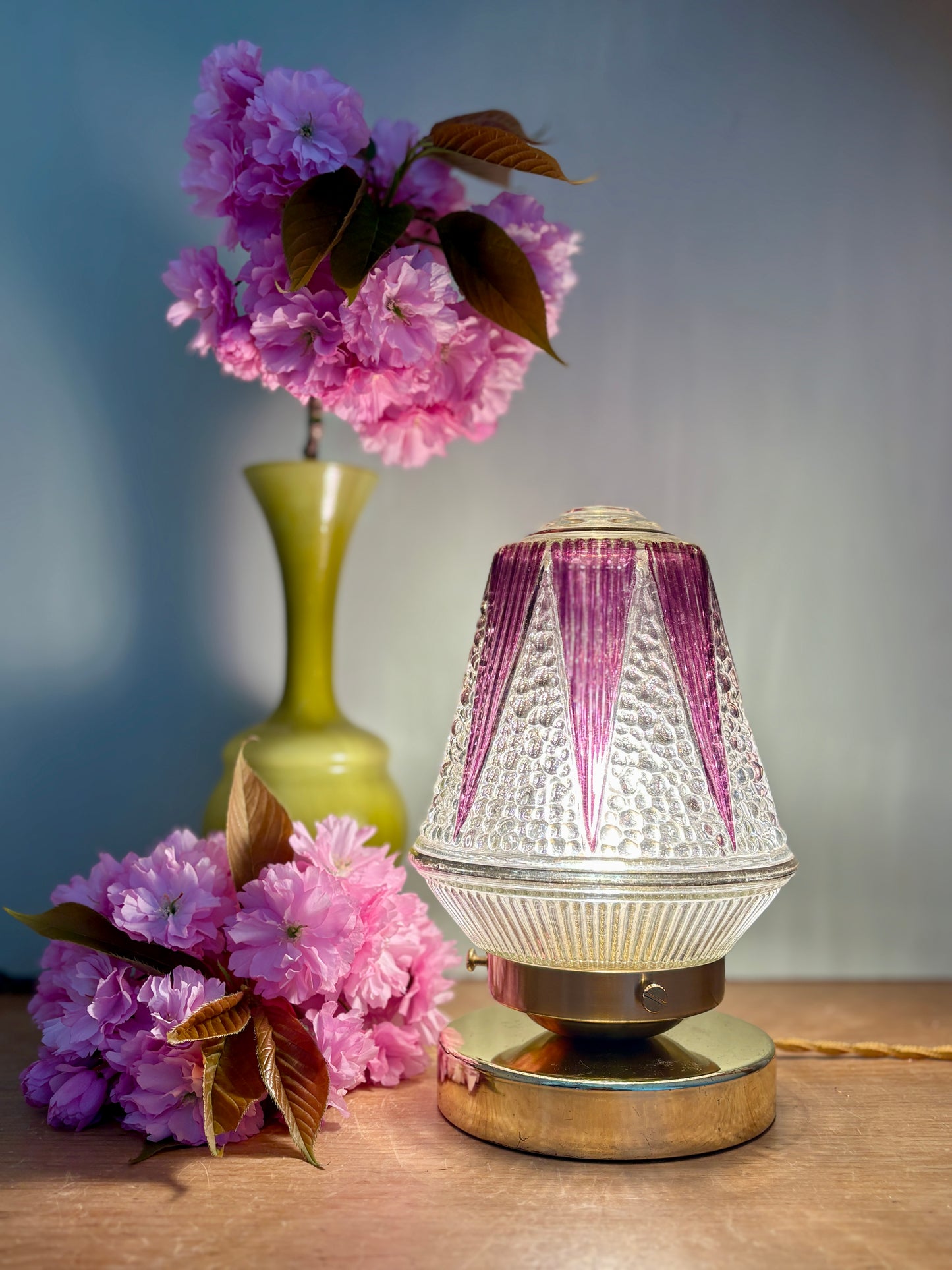 Lampe à poser globe vintage art déco en verre transparent et violet