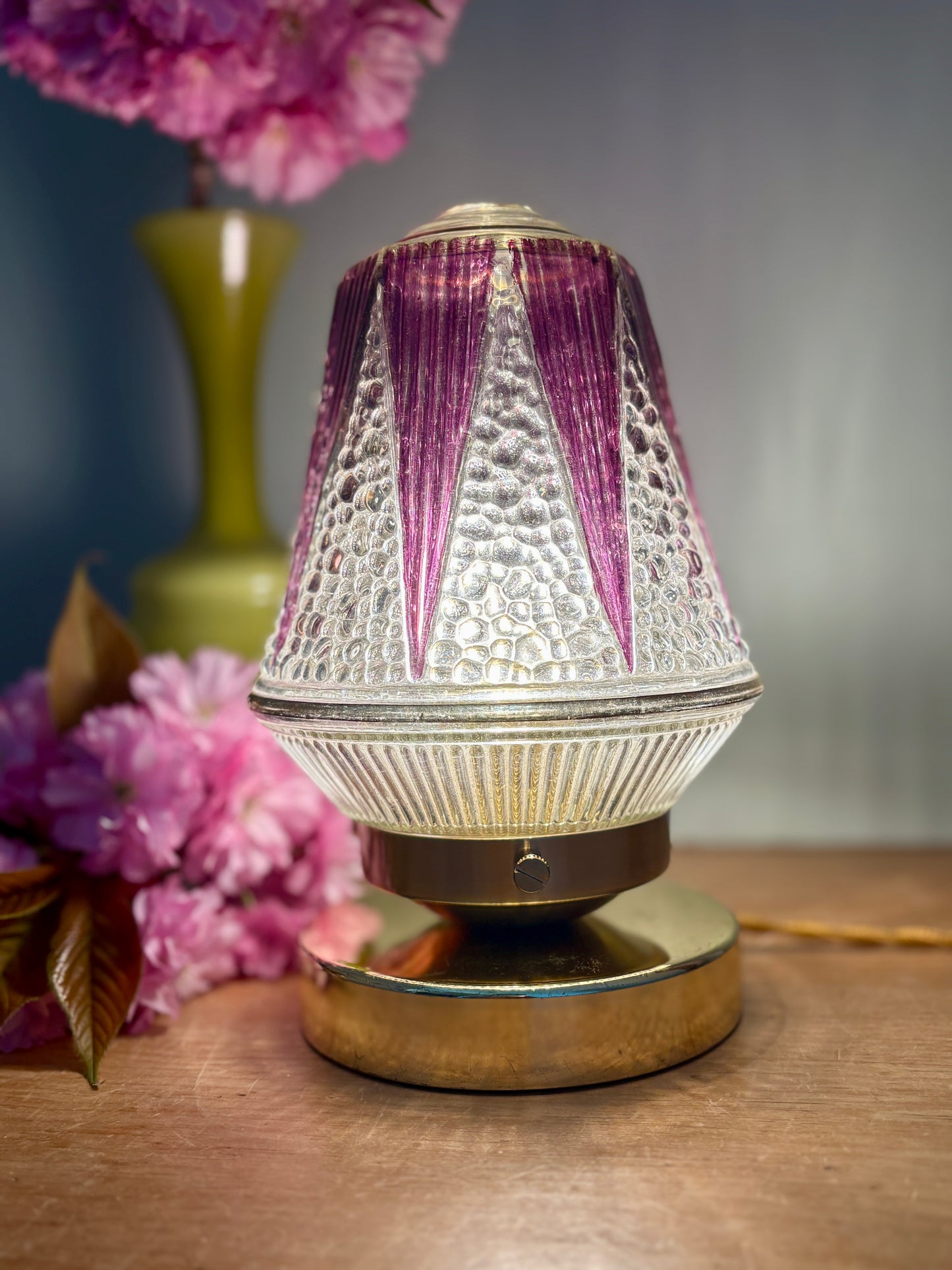 Lampe à poser globe vintage art déco en verre transparent et violet
