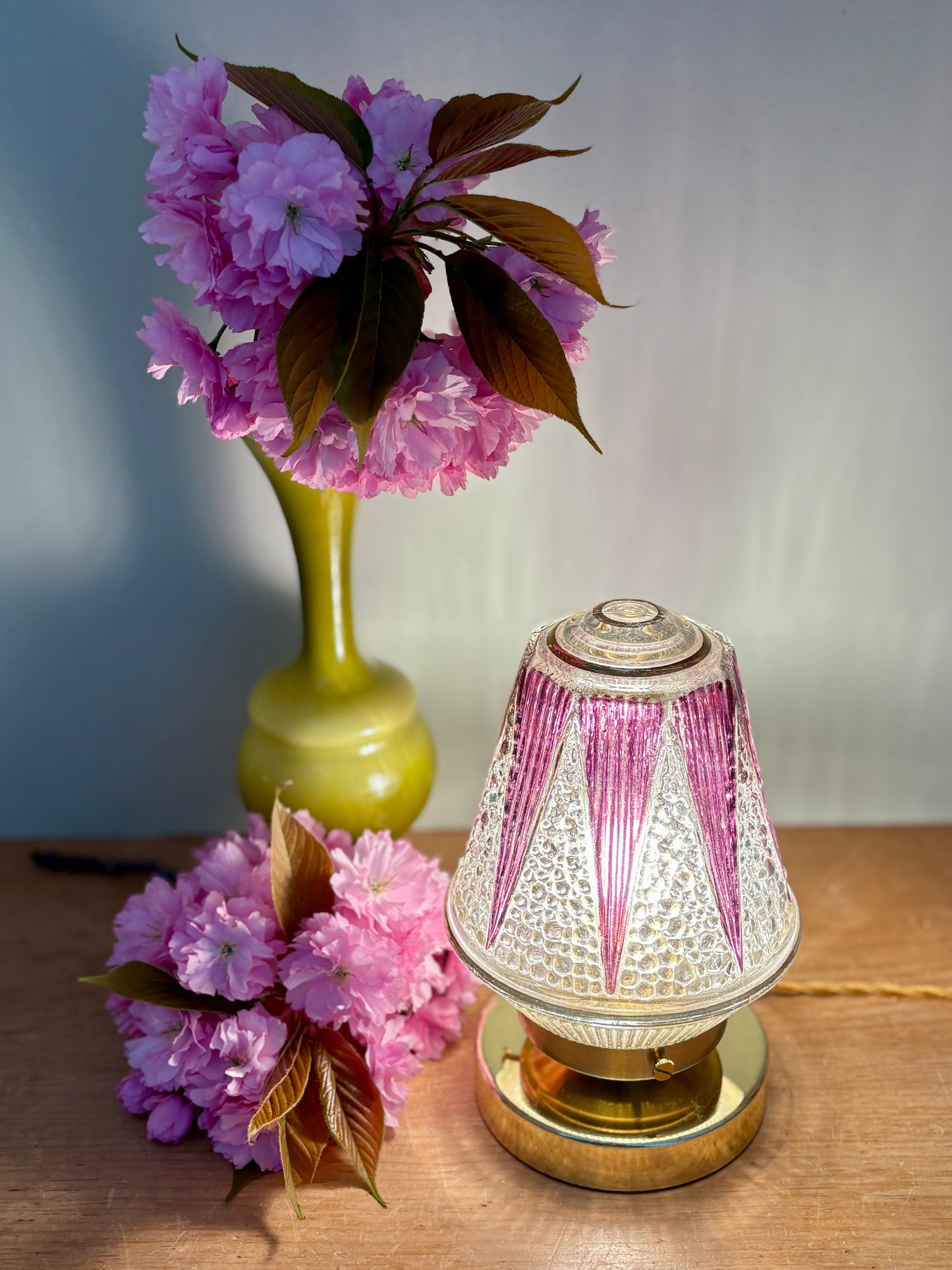 Lampe à poser globe vintage art déco en verre transparent et violet