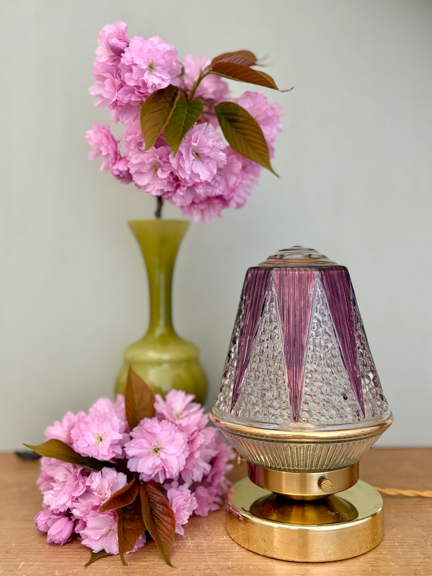 Lampe à poser globe vintage art déco en verre transparent et violet