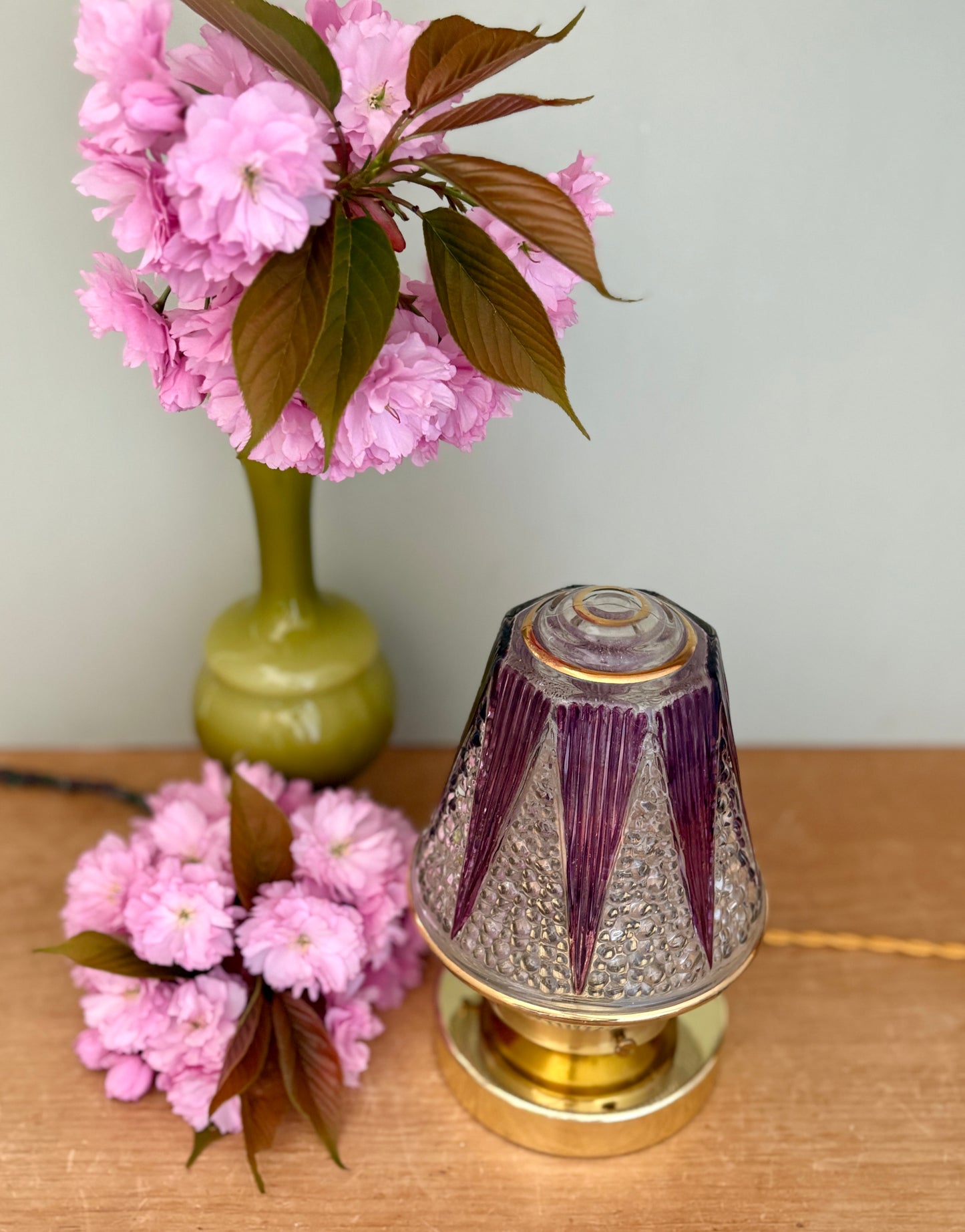 Lampe à poser globe vintage art déco en verre transparent et violet