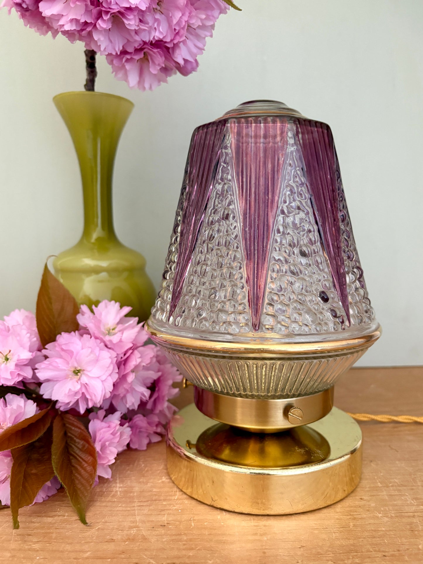 Lampe à poser globe vintage art déco en verre transparent et violet