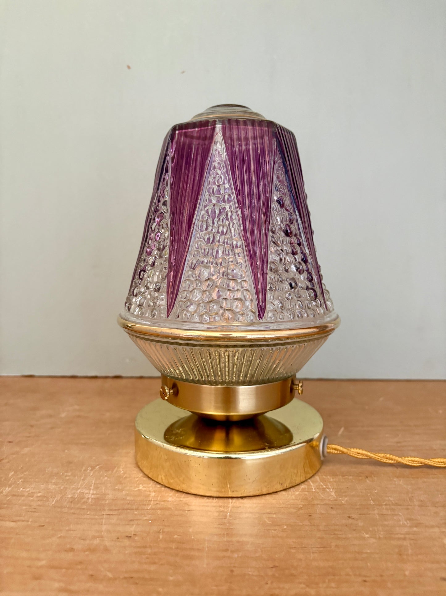 Lampe à poser globe vintage art déco en verre transparent et violet