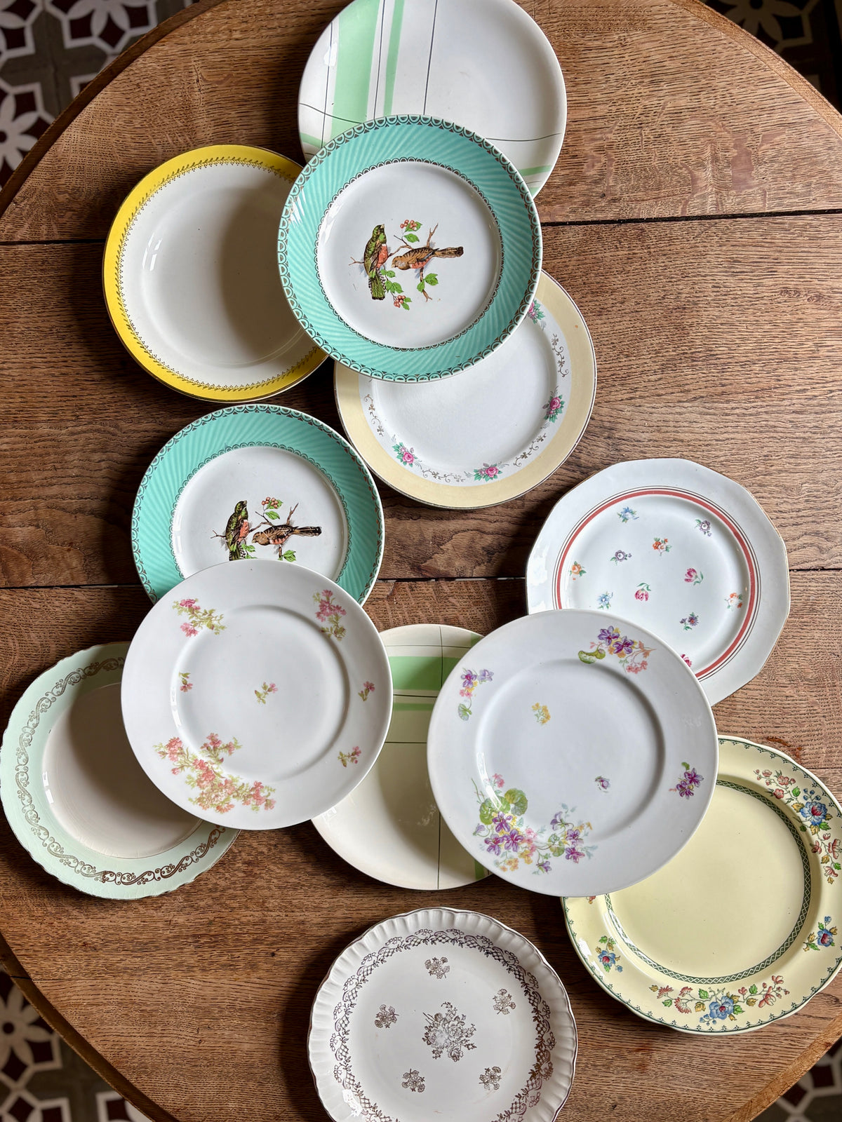 Lot de 12 assiettes plates vintage dépareillées (L13)
