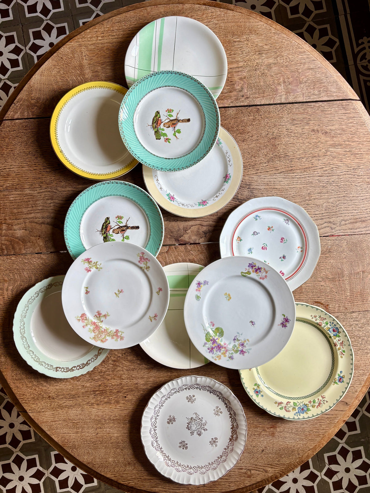 Lot de 12 assiettes plates vintage dépareillées (L13)