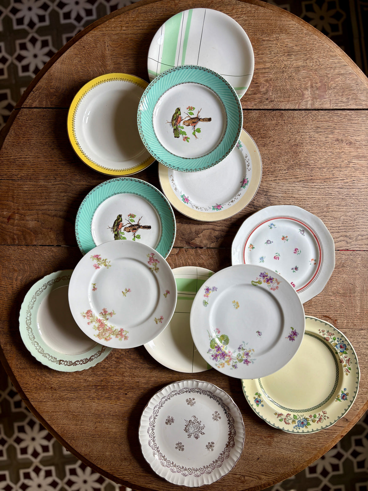 Lot de 12 assiettes plates vintage dépareillées (L13)