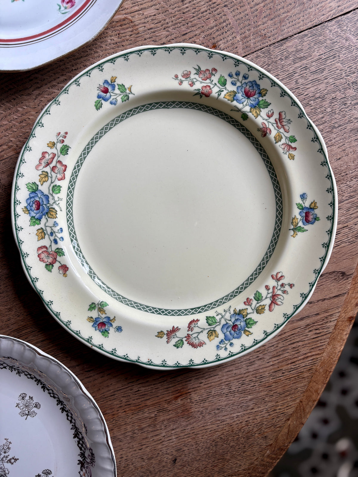 Lot de 12 assiettes plates vintage dépareillées (L13)