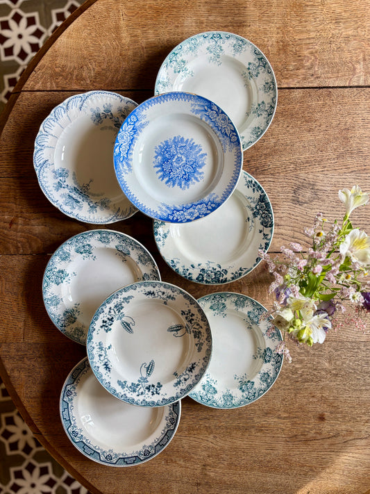 Lot de 8 assiettes creuses anciennes en terre de fer dépareillées (L10)