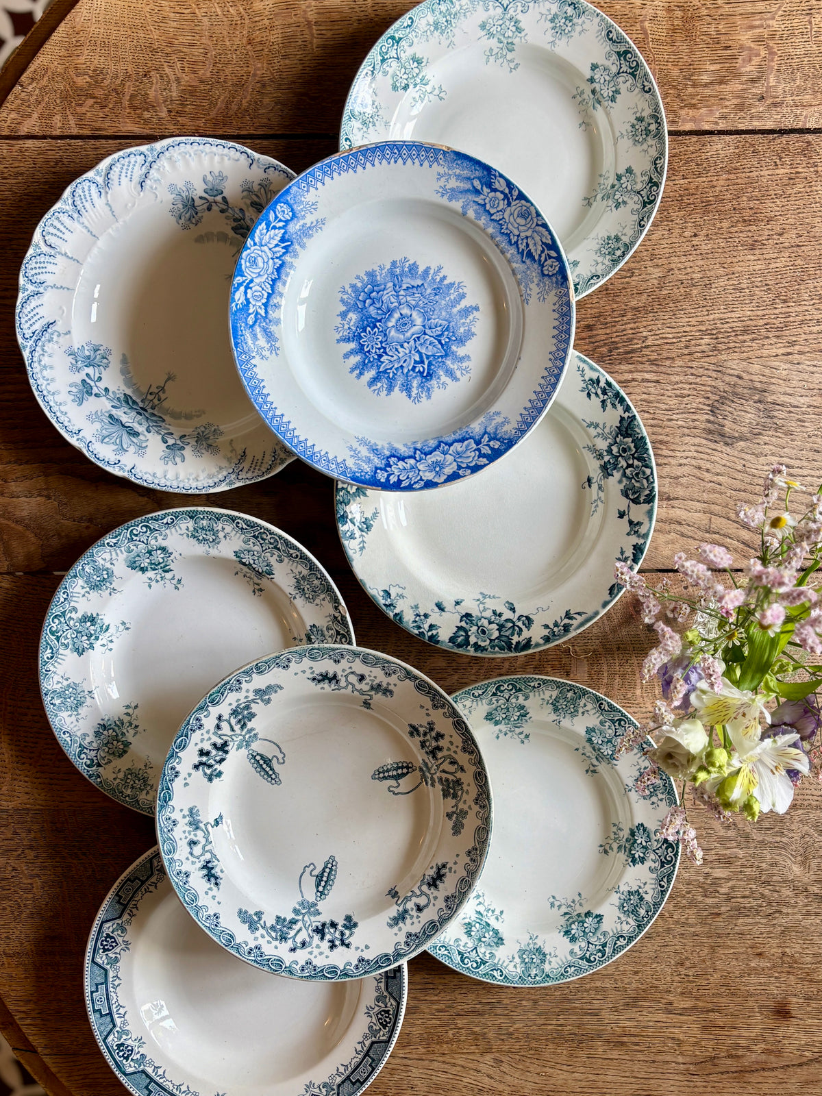 Lot de 8 assiettes creuses anciennes en terre de fer dépareillées (L10)