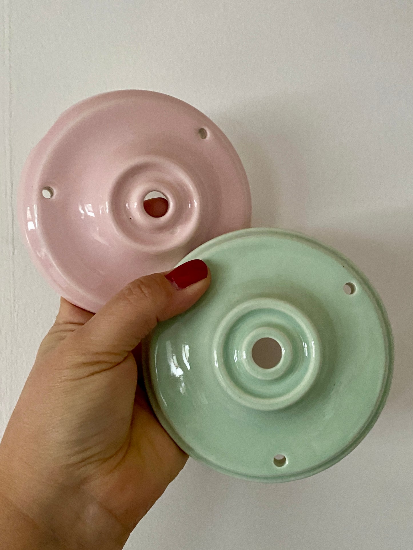 Suspension globe vintage art déco en verre de Clichy rose et doré