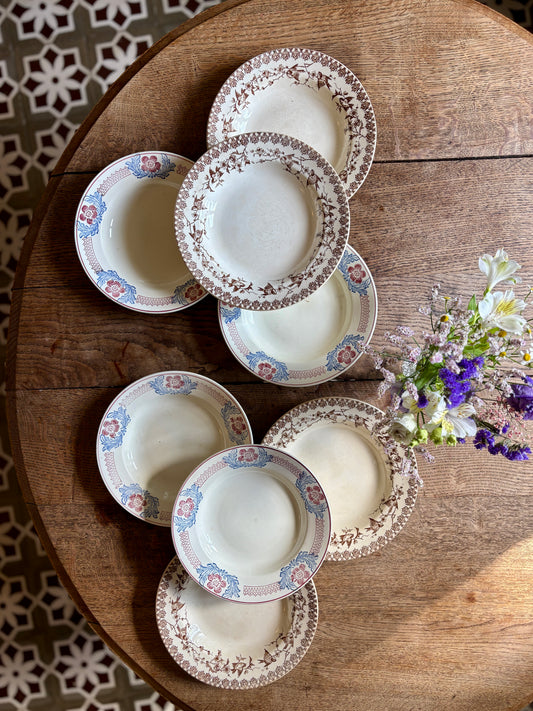 Lot de 8 assiettes creuses anciennes en terre de fer dépareillées (L9)