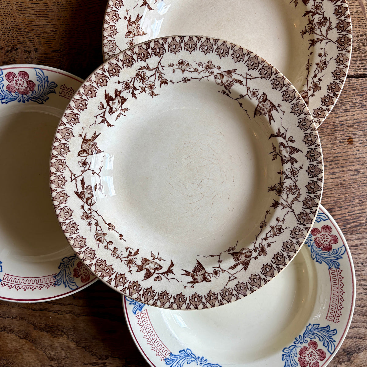 Lot de 8 assiettes creuses anciennes en terre de fer dépareillées (L9)