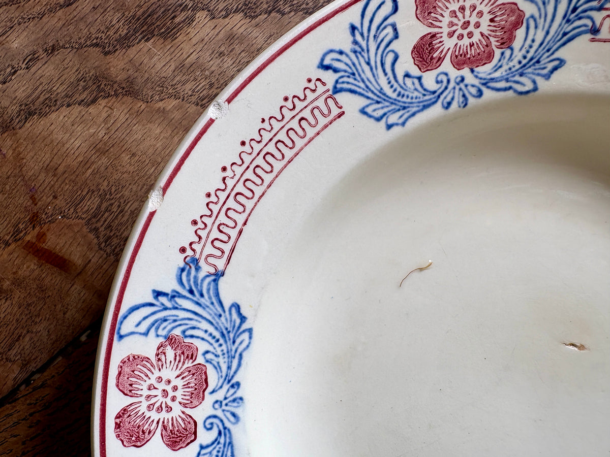 Lot de 8 assiettes creuses anciennes en terre de fer dépareillées (L9)