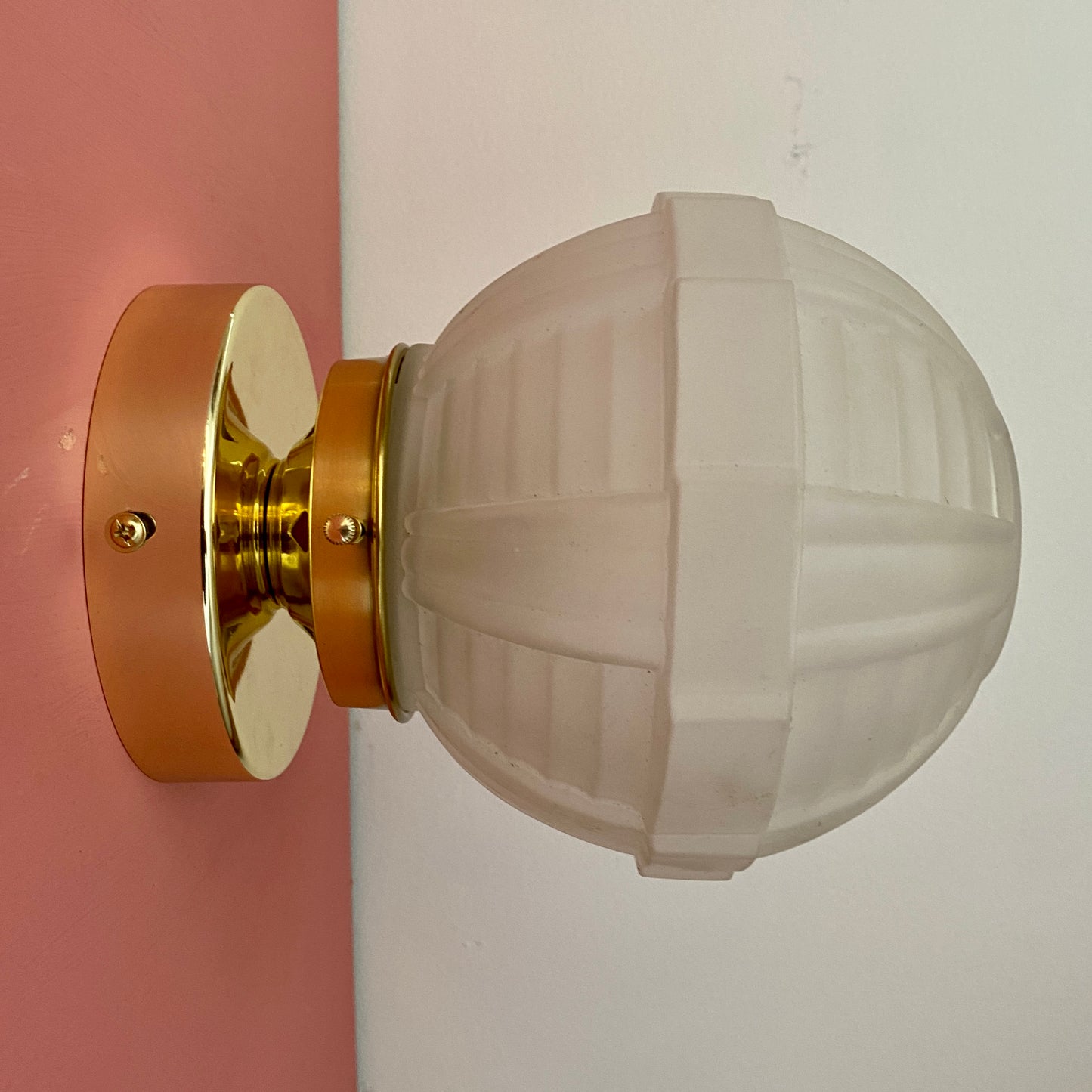 Applique ou plafonnier globe vintage art déco en verre dépoli