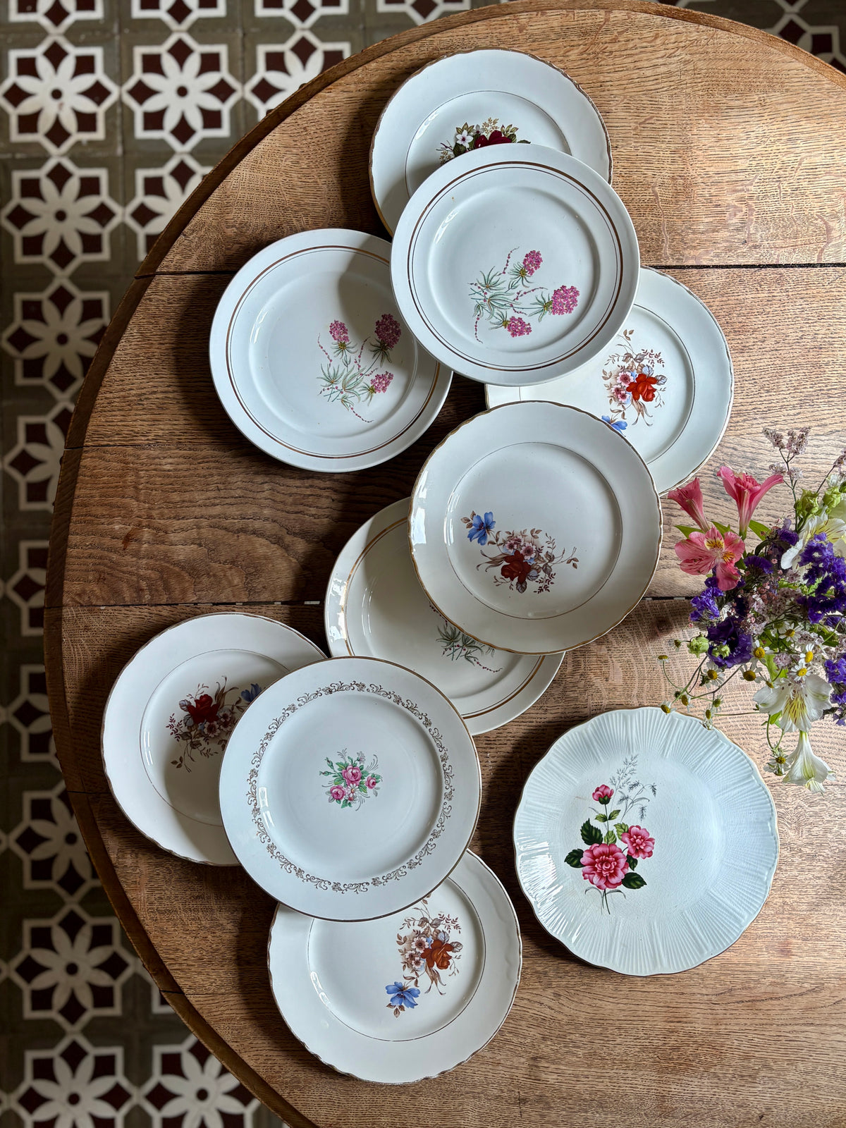 Lot de 10 assiettes plates vintage dépareillées (L16)