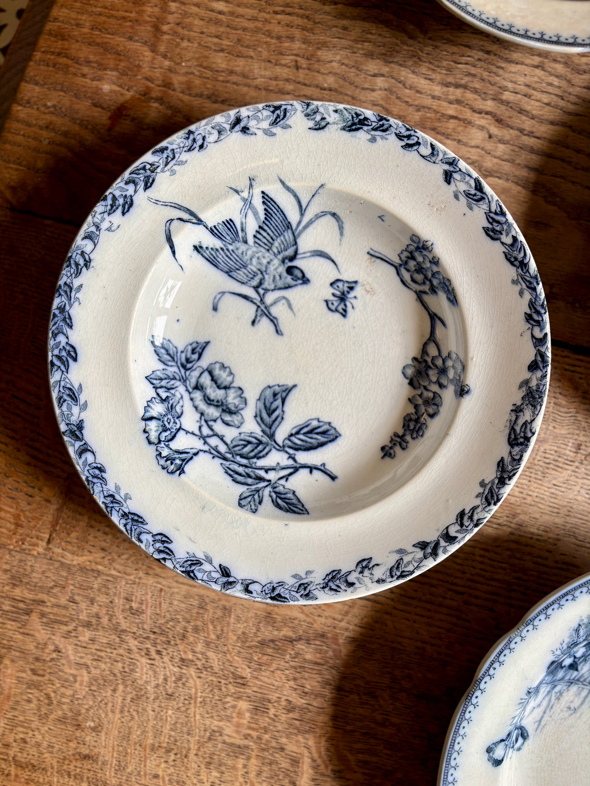 Lot de 4 assiettes creuses anciennes en terre de fer (L8)