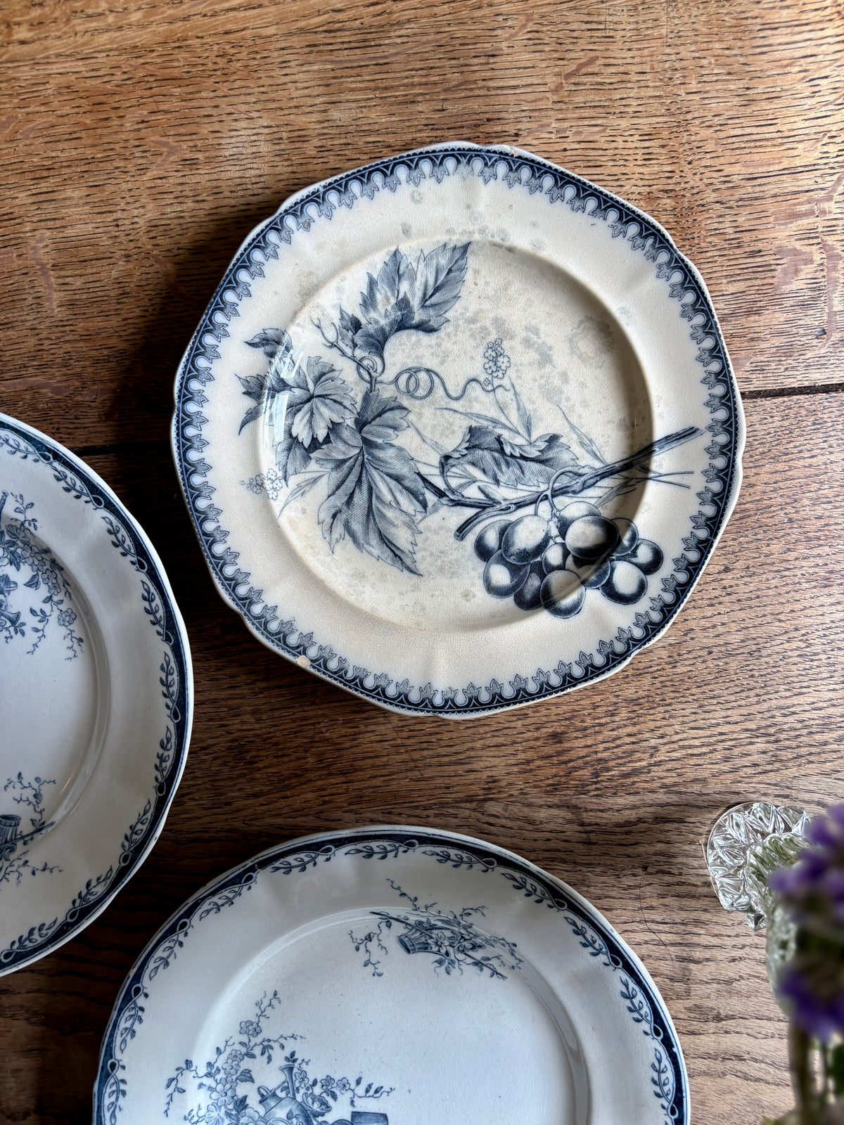 Lot de 8 assiettes plates anciennes en terre de fer dépareillées (L6)