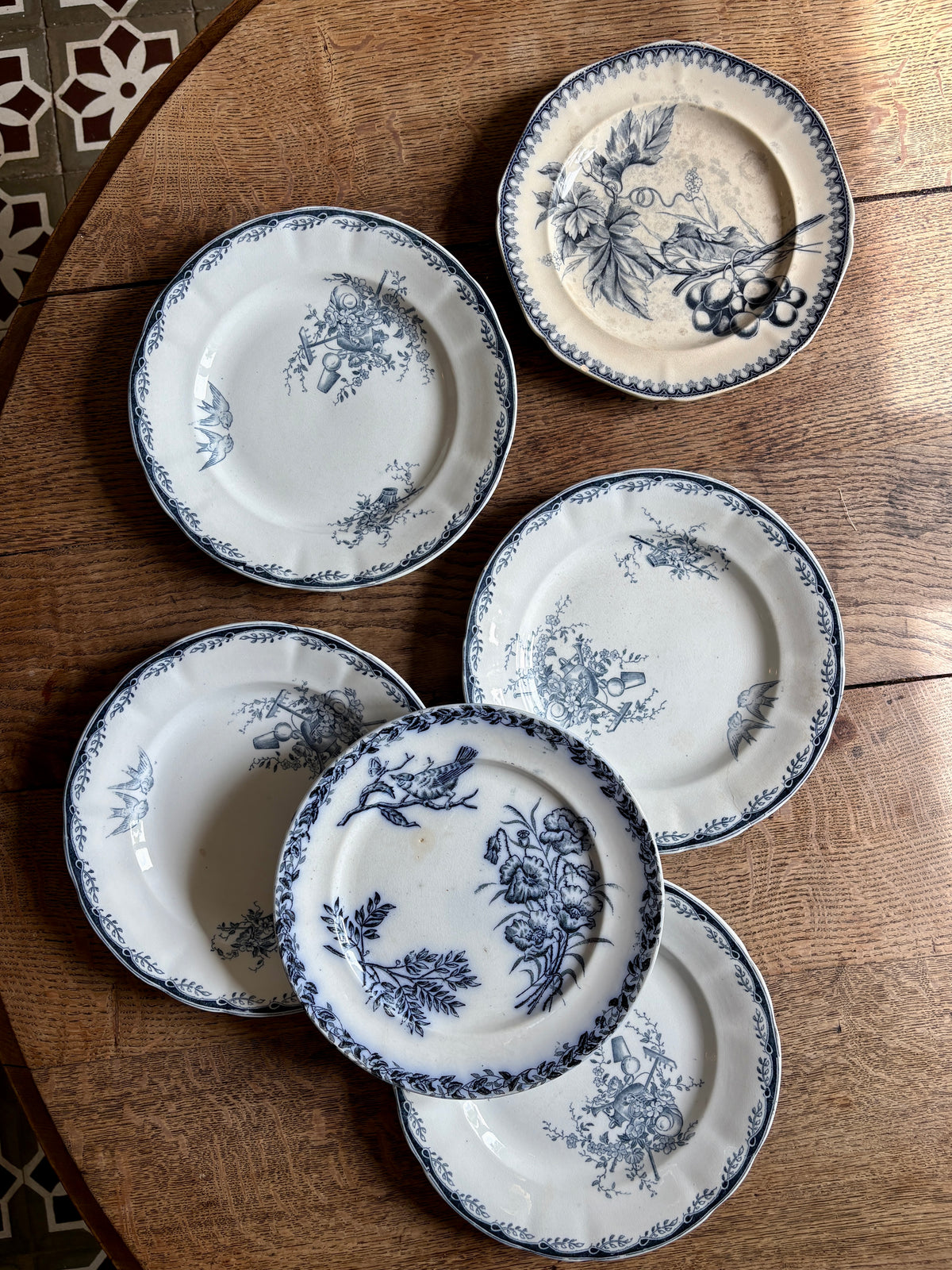 Lot de 8 assiettes plates anciennes en terre de fer dépareillées (L6)