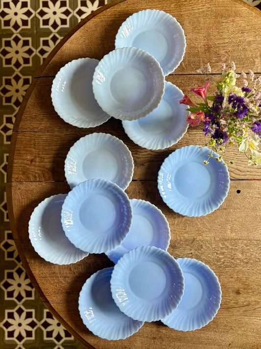 Lot de 12 assiettes creuses vintage en opaline Arcopal
