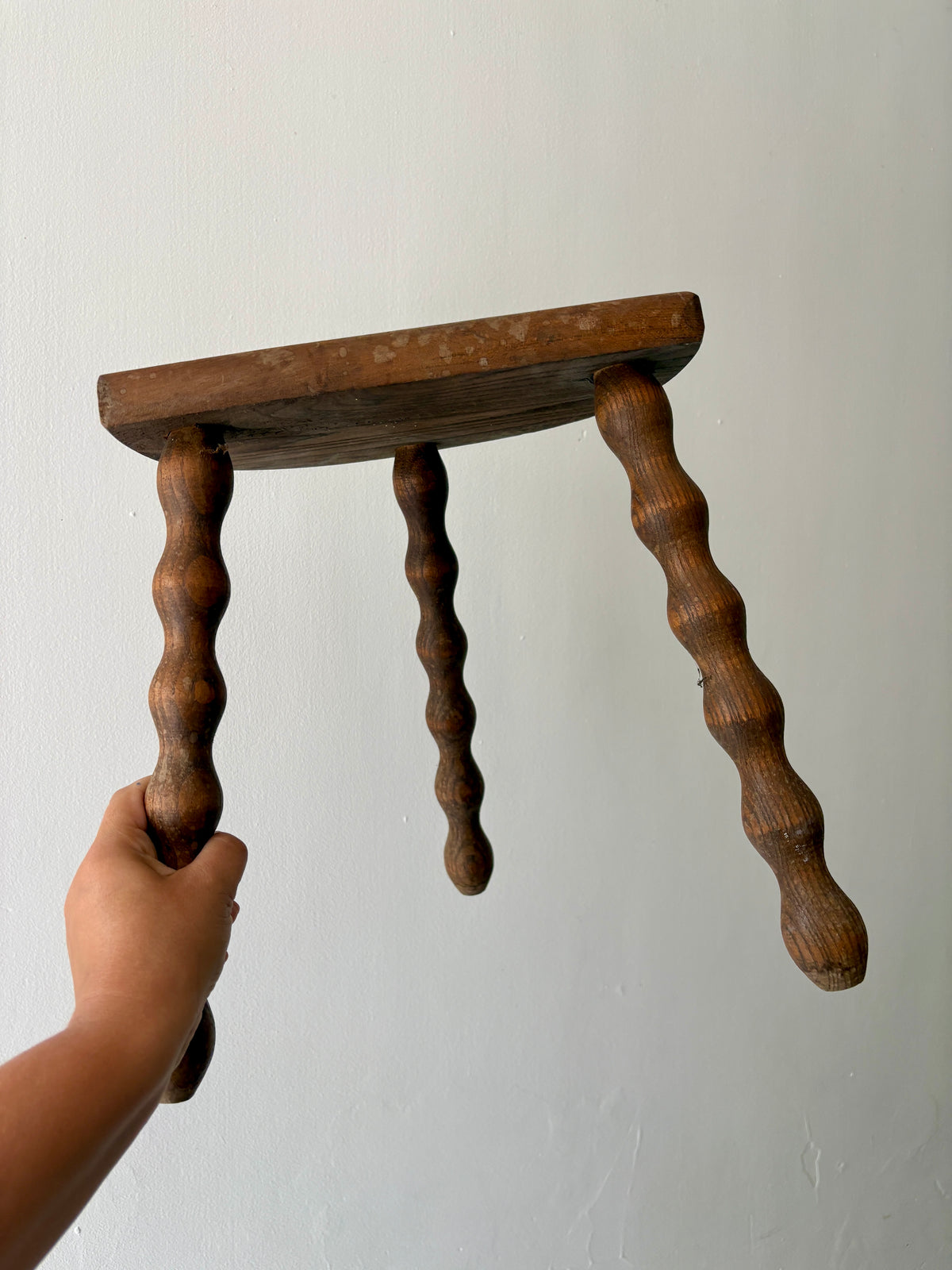 Tabouret tripode vintage en bois (GM1)