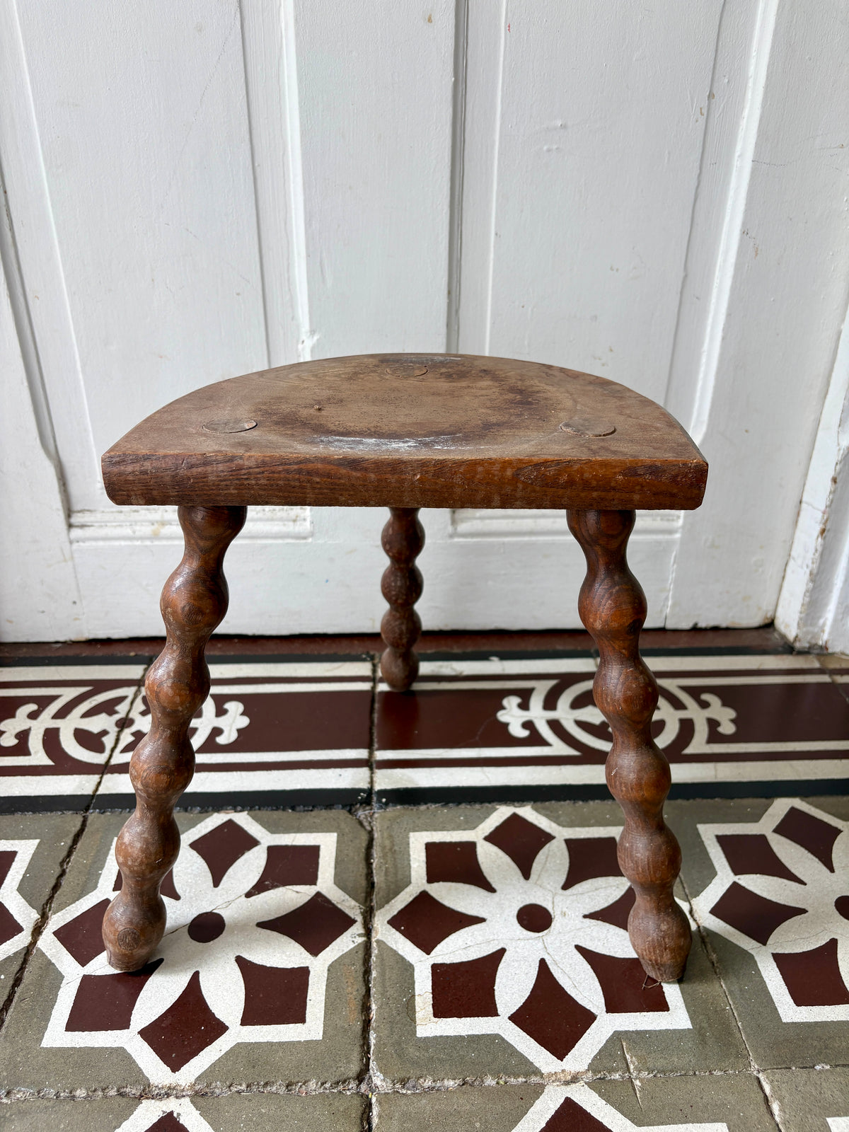 Tabouret tripode vintage en bois (PM1)
