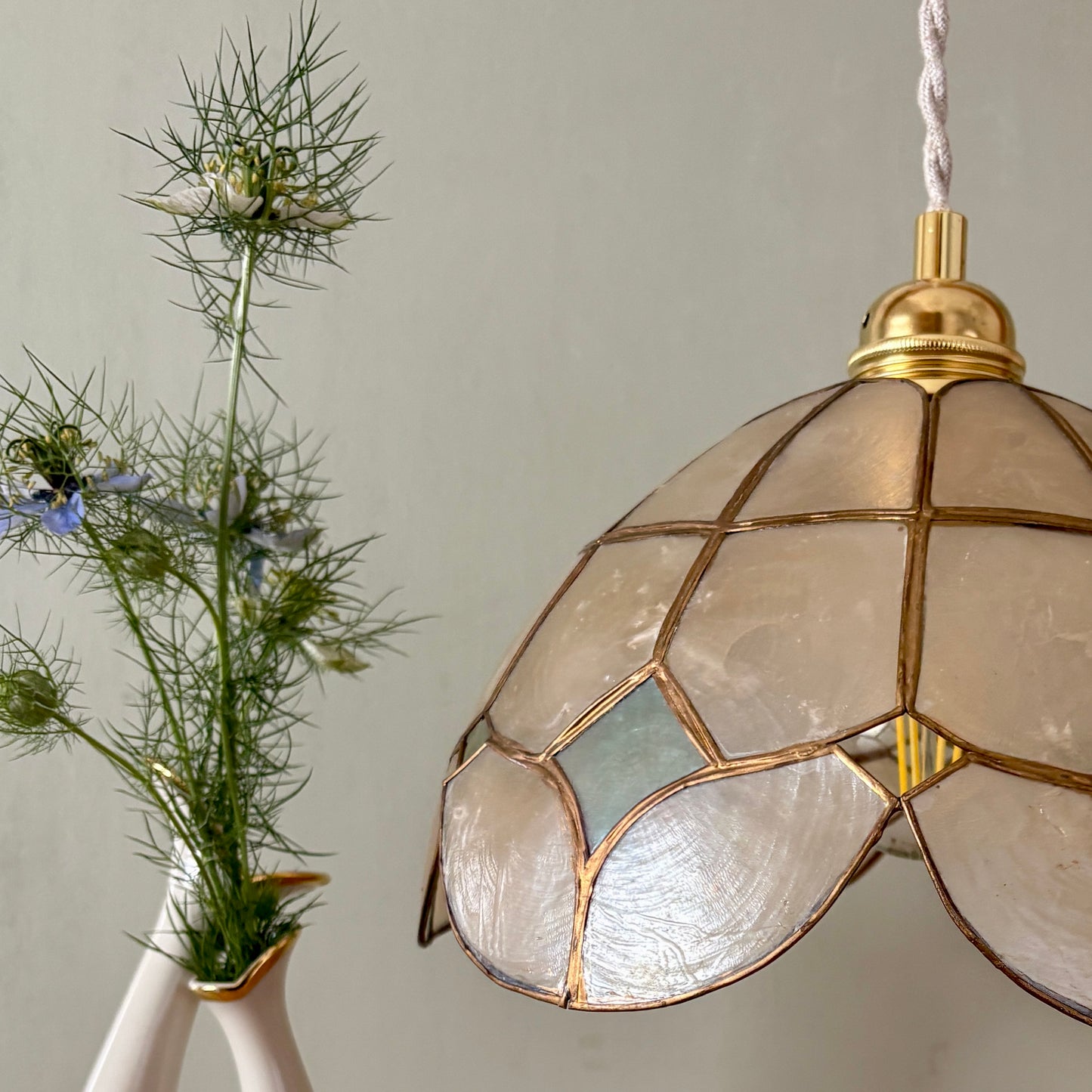 Suspension abat jour vintage en nacre blanche et bleue et laiton