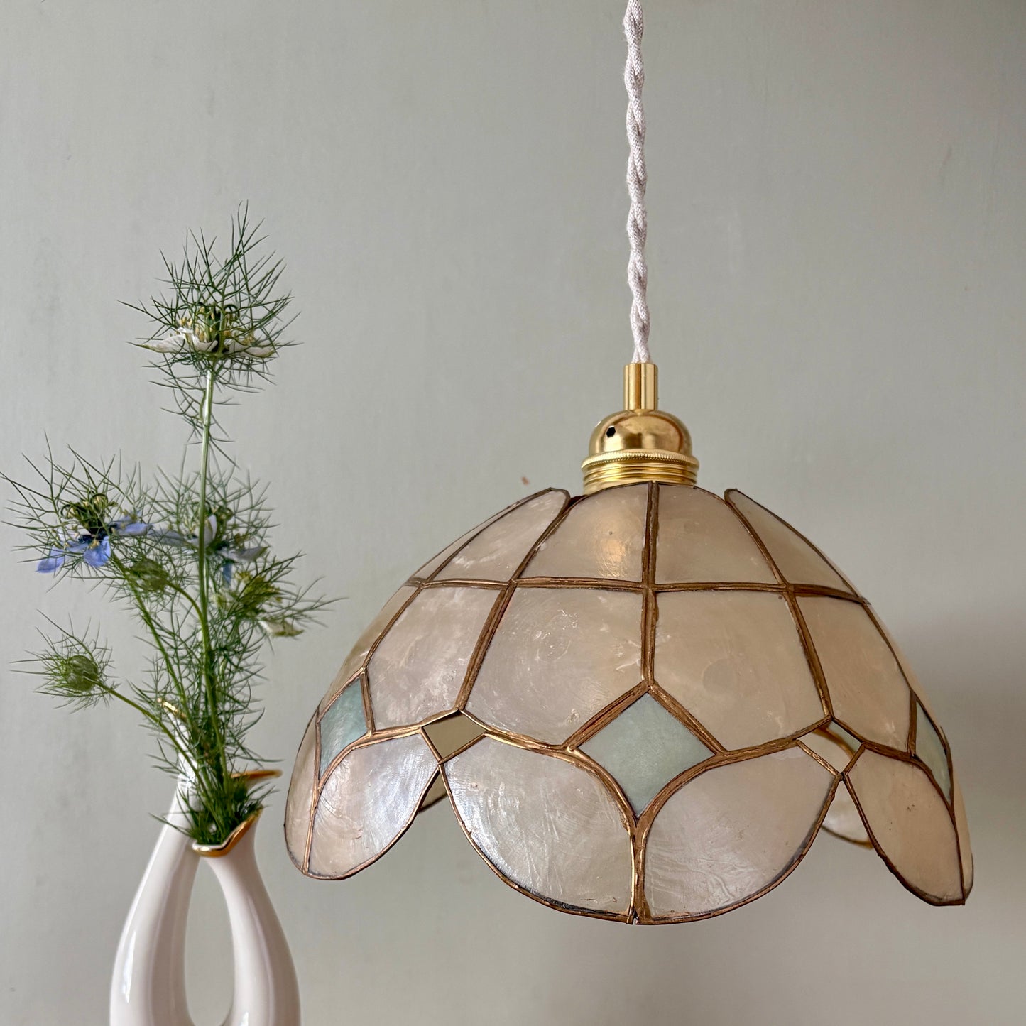 Suspension abat jour vintage en nacre blanche et bleue et laiton