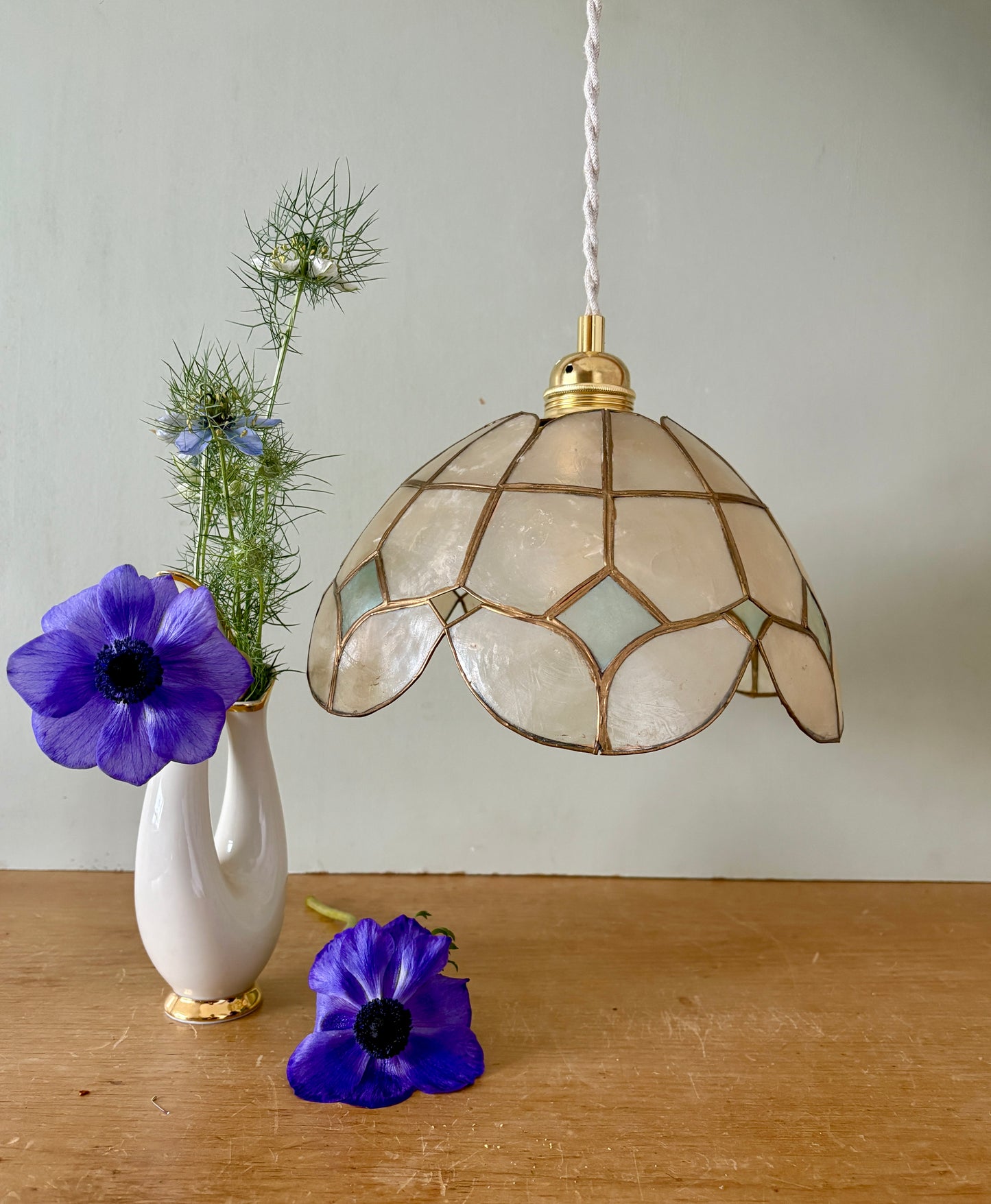 Suspension abat jour vintage en nacre blanche et bleue et laiton