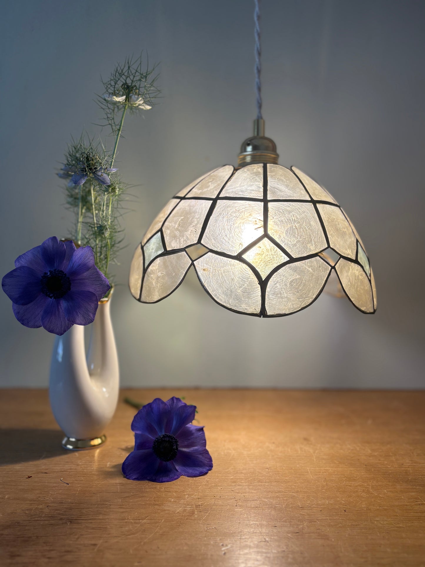 Suspension abat jour vintage en nacre blanche et bleue et laiton