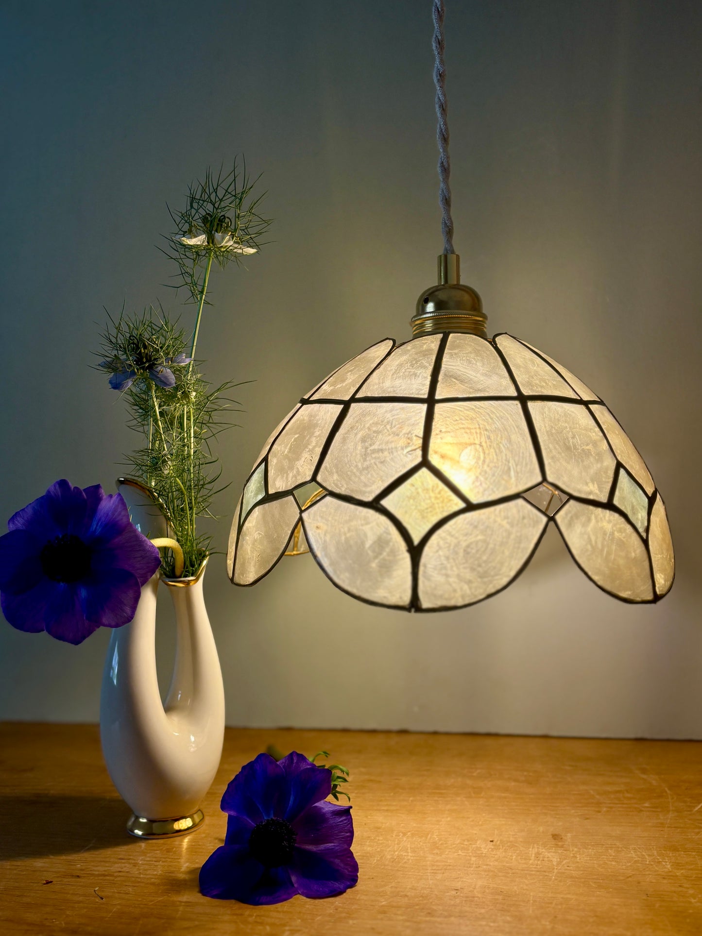 Suspension abat jour vintage en nacre blanche et bleue et laiton