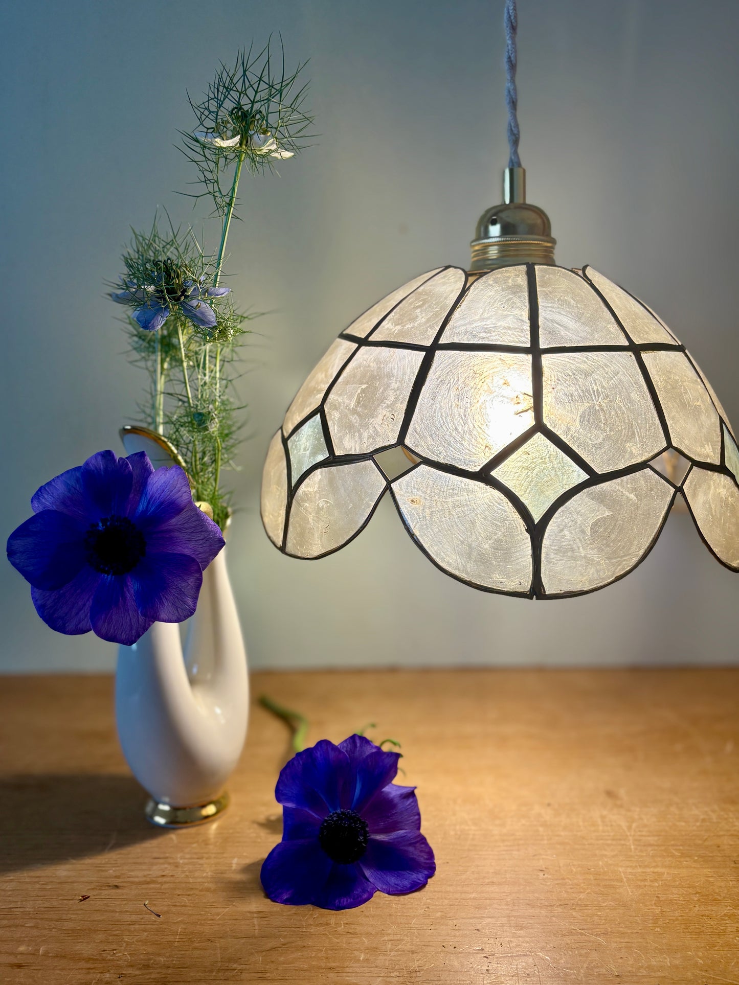 Suspension abat jour vintage en nacre blanche et bleue et laiton